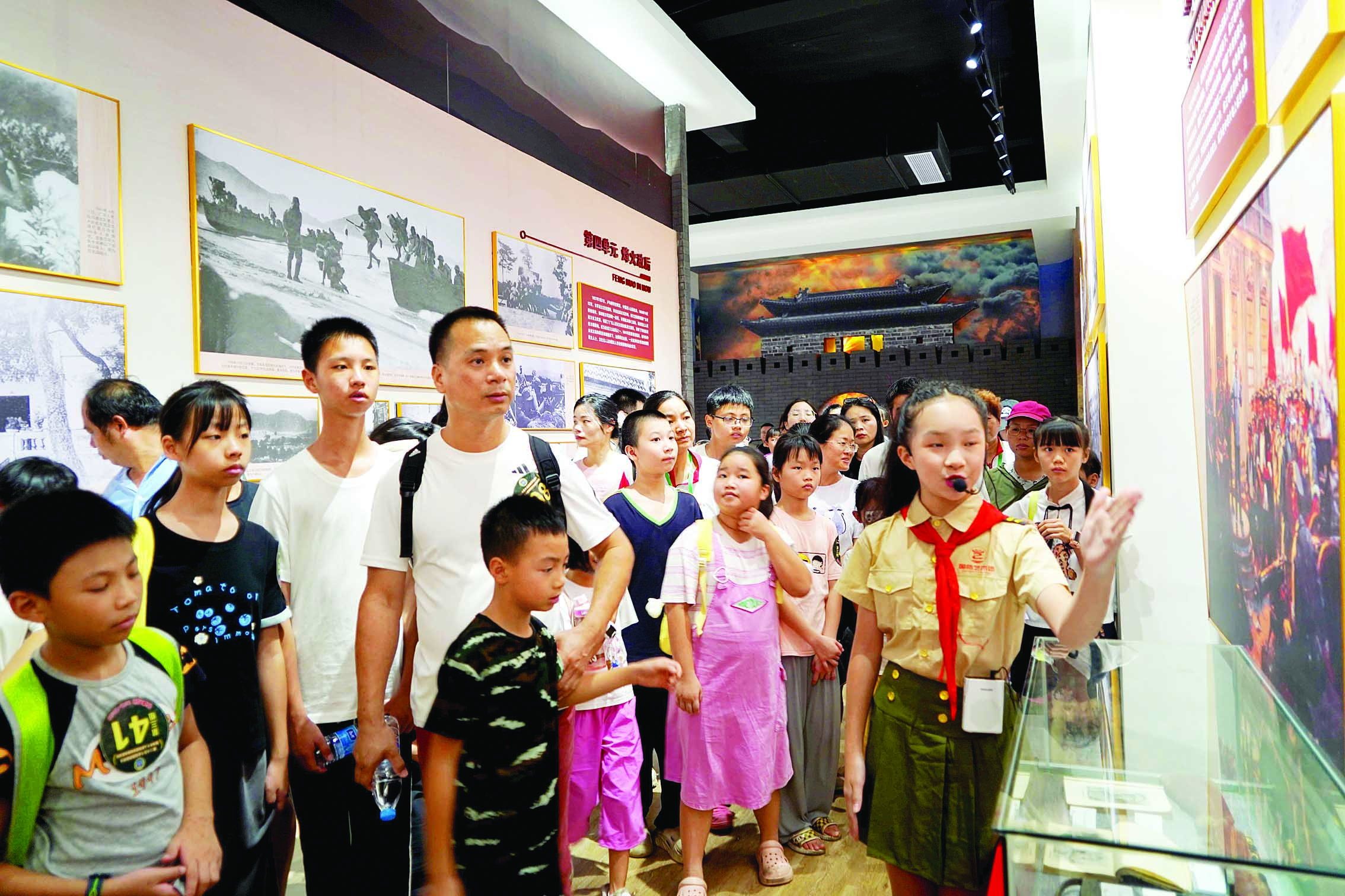     市民在全民国防教育展览厅参观。