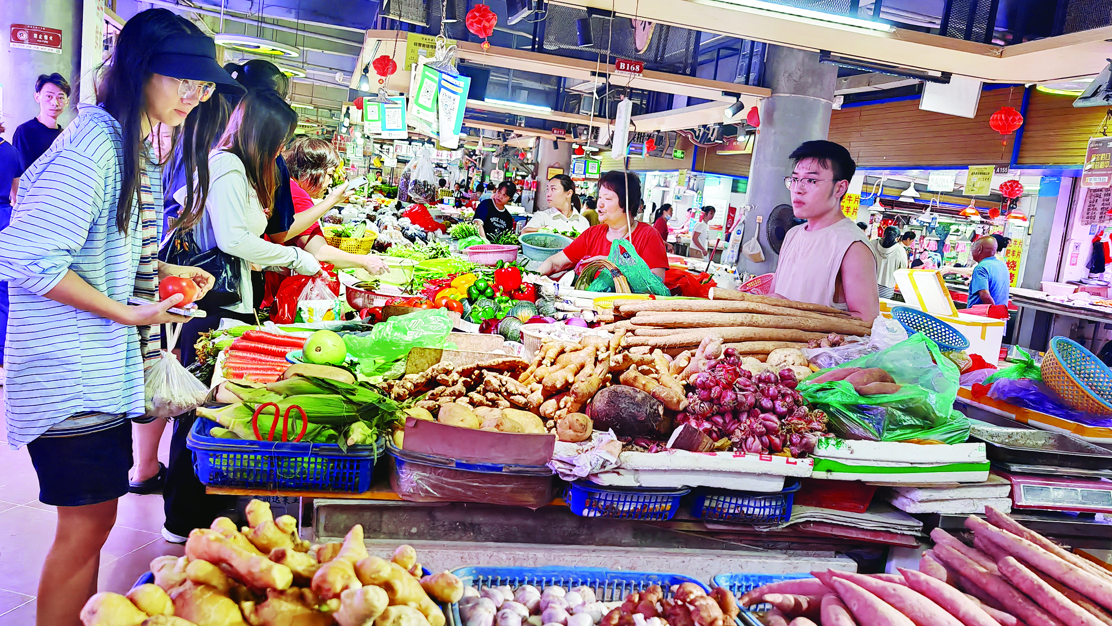     9月22日下午5时许，市区河南岸中心市场蔬菜摊档前摆满新鲜蔬菜，前来采购的市民络绎不绝。惠州日报记者骆国红 摄