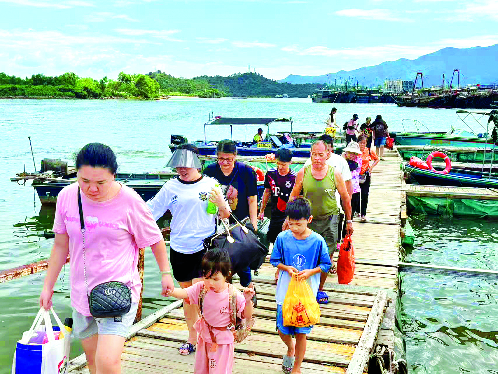     大亚湾澳头街道和相关部门组织力量，将东升岛和三门岛上的村民安全转移。惠州日报记者曾静妍 摄