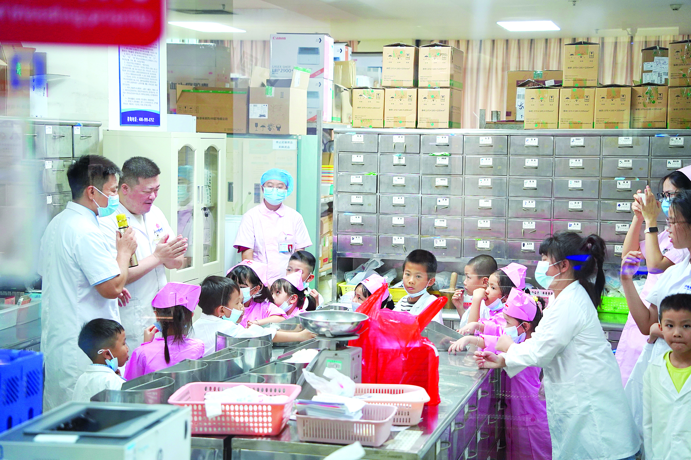     小朋友们换上白大褂，化身“小医生”“小护士”。