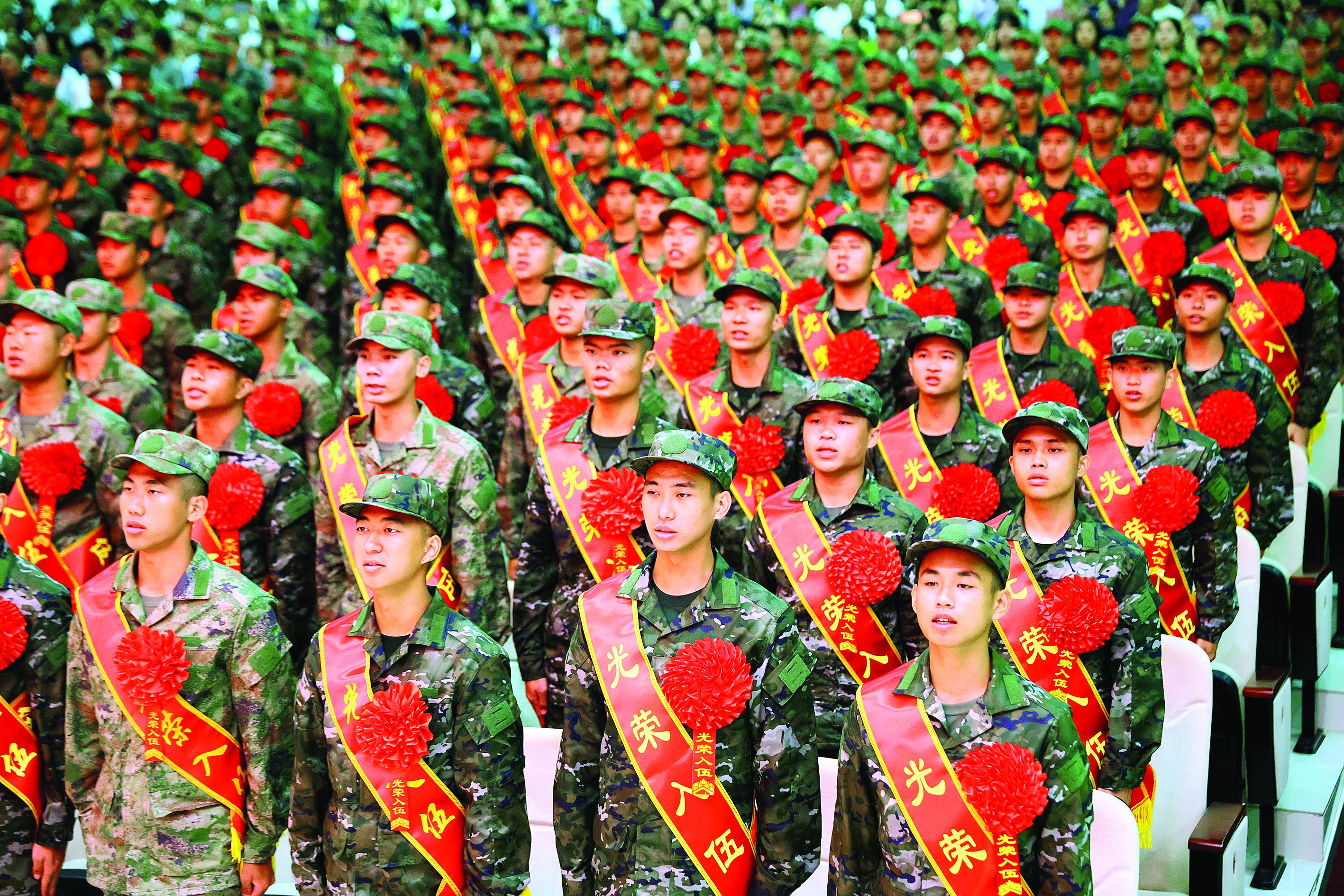     身披绶带、胸戴红花的新兵精神抖擞、英姿飒爽。