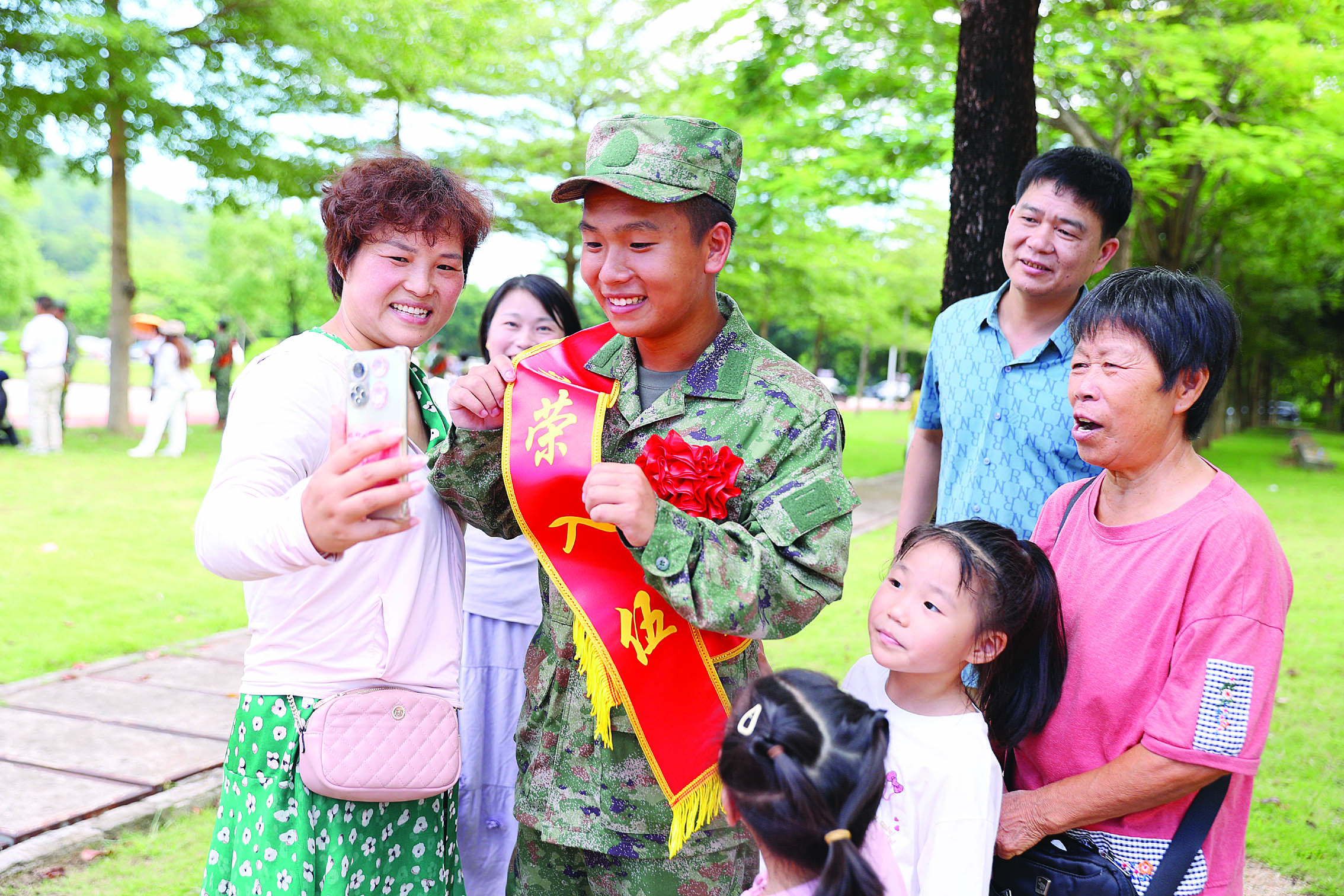     即将踏入军营的新兵通过手机视频向外婆道别。