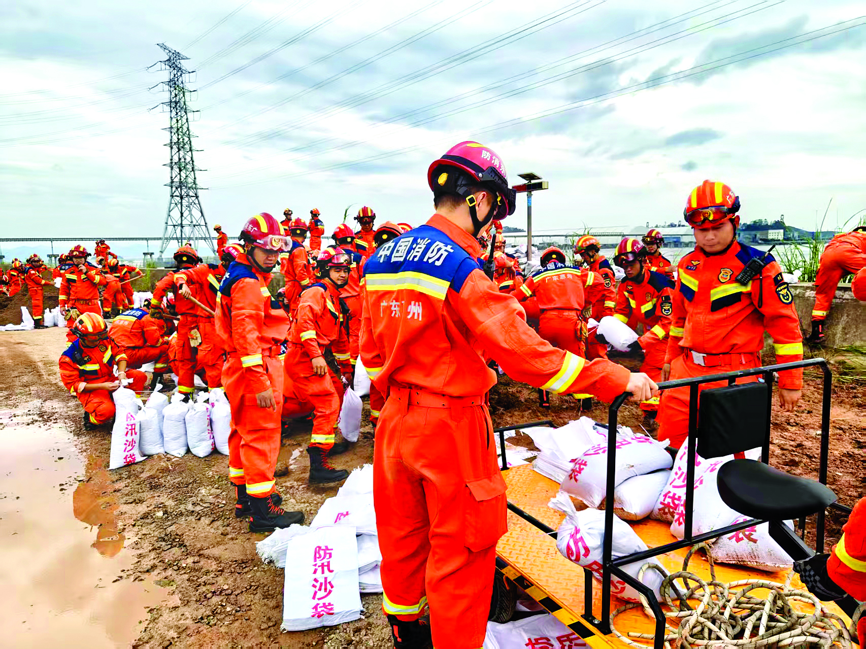     大亚湾区消防救援大队消防队员进行堤坝加固作业防御台风“桦加沙”。    惠州日报记者曾静妍 摄