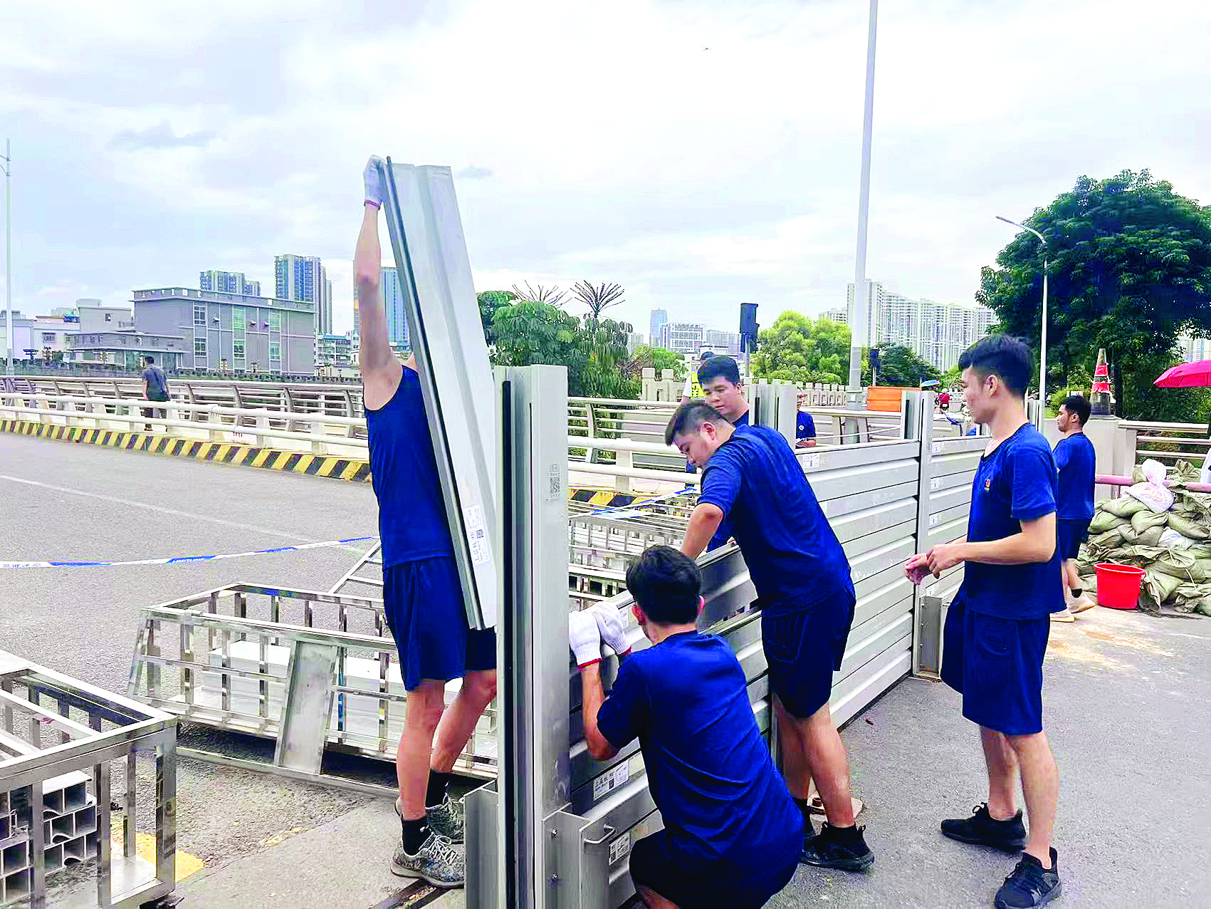     惠阳区应急救援大队在淡水铁桥两侧安装防洪插板，防止水位上涨引起河水倒灌。惠州日报记者黄尉宏 摄