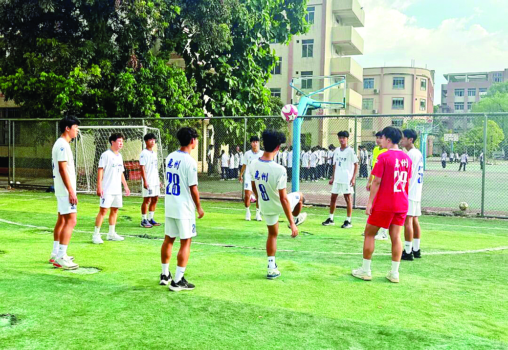     龙门中学男足队员在训练。惠州日报记者黄宇翔 通讯员龙融心 摄