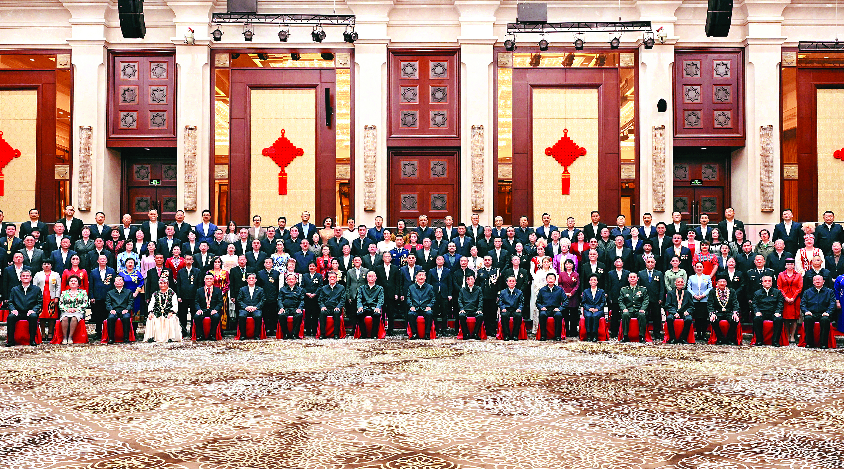     9月23日下午，中共中央总书记、国家主席、中央军委主席习近平在乌鲁木齐亲切接见新疆各族各界代表，并同大家合影留念。新华社发