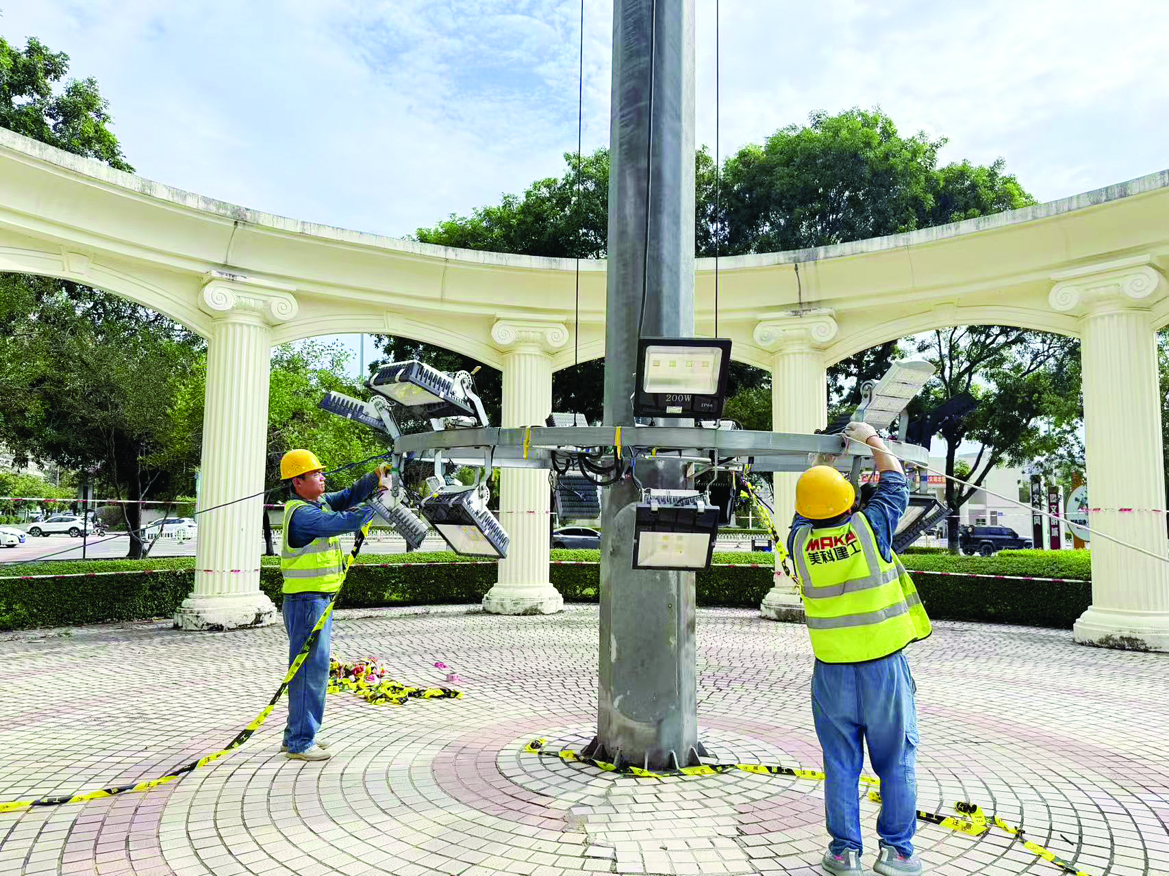     惠阳区应急人员临时下降高杆灯，防范灯体坠落。    惠州日报记者李芳娟 通讯员叶宏辉 摄