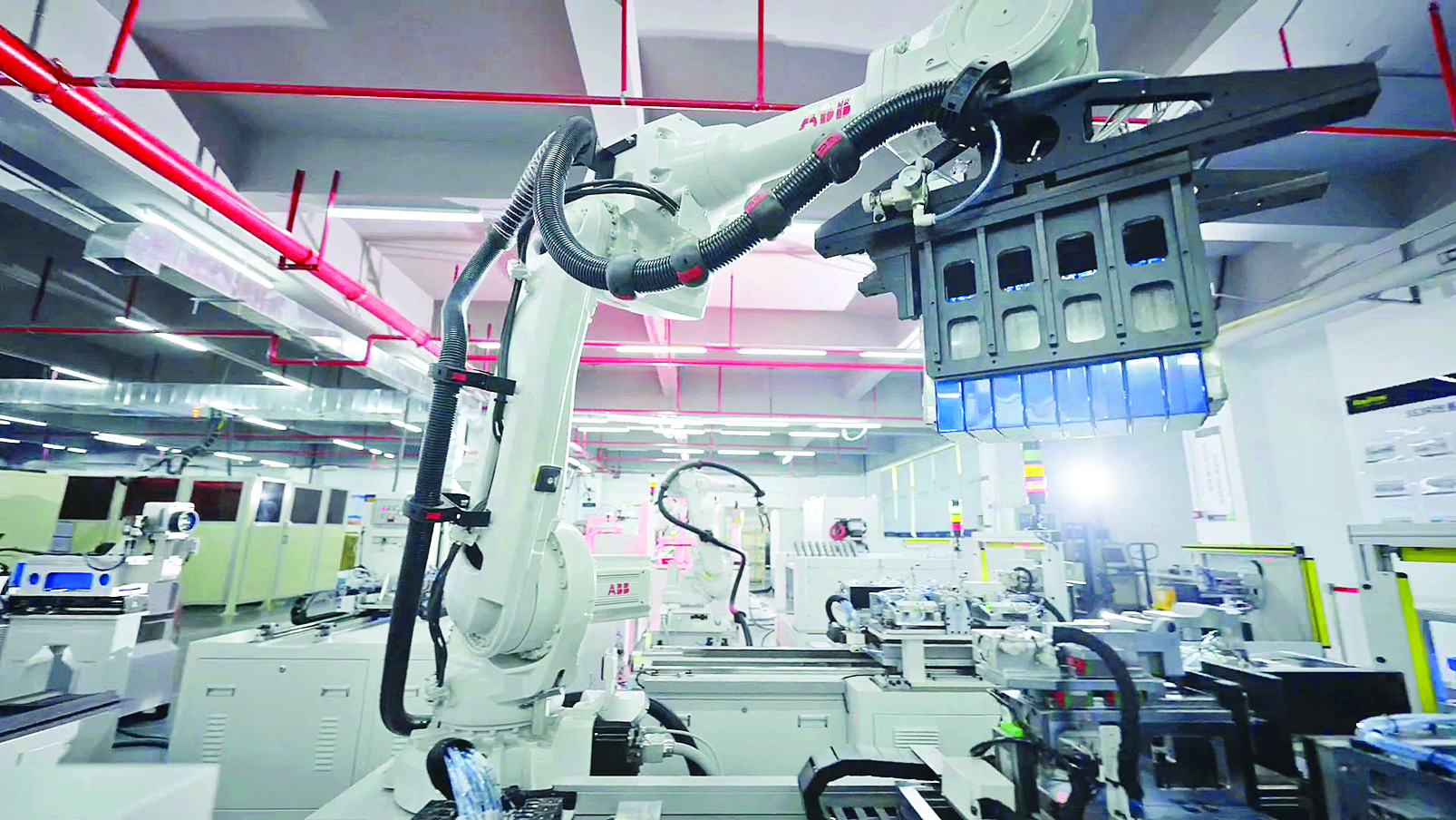     上汽时代动力电池智能产线。新华社发