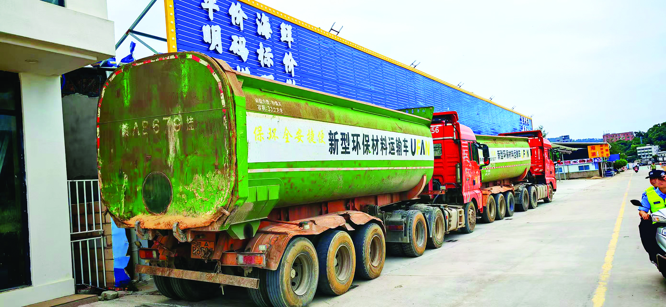     惠东港口英雄民兵连驻地附近街道，大型车辆停在商铺门前筑牢防风屏障。惠州日报记者蔡伟健 通讯员钟财美 摄