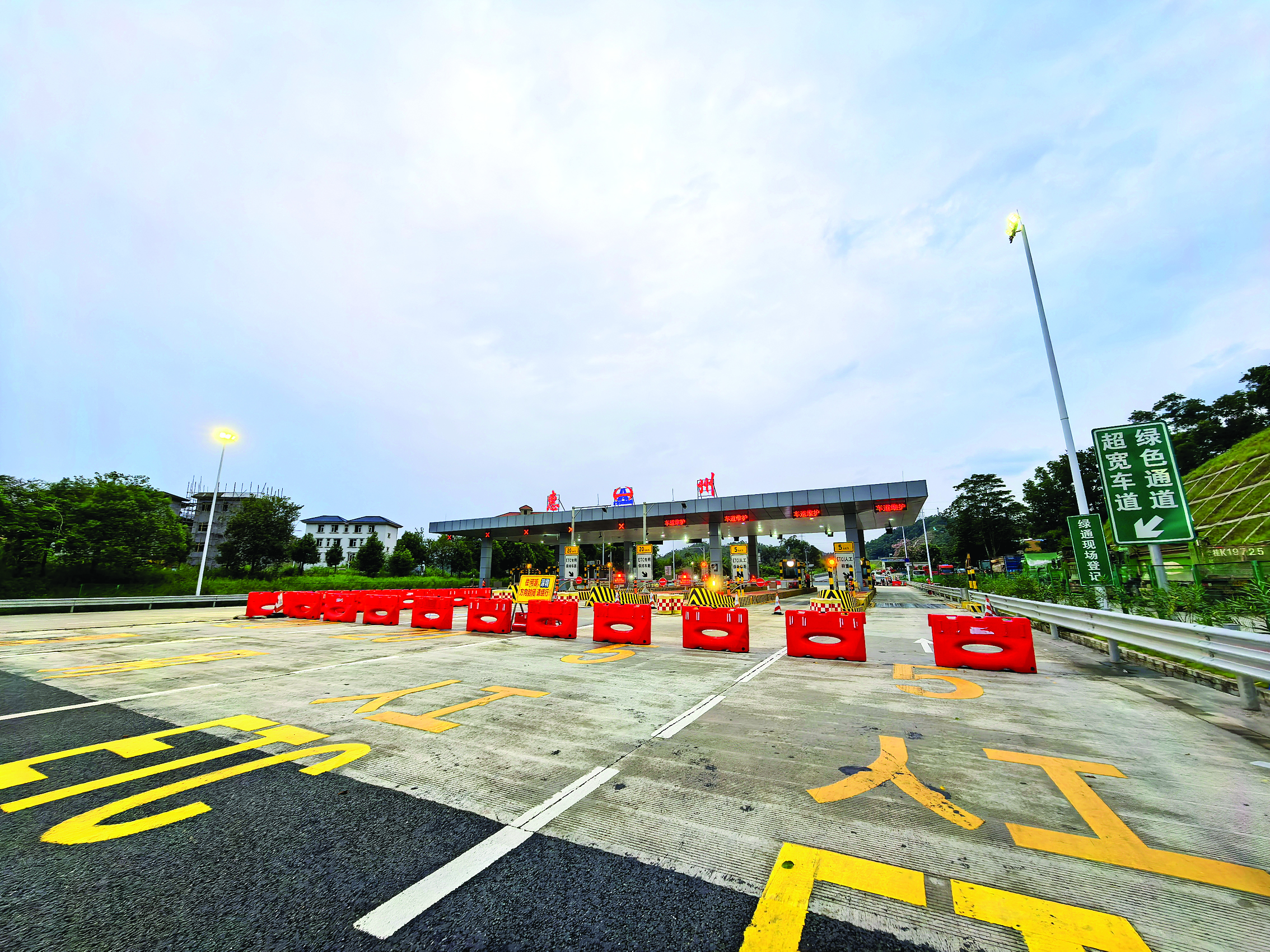     9月23日下午4时许，受台风影响，惠州高速公路全域实施临时封闭。    惠州日报记者刘豪伟 摄