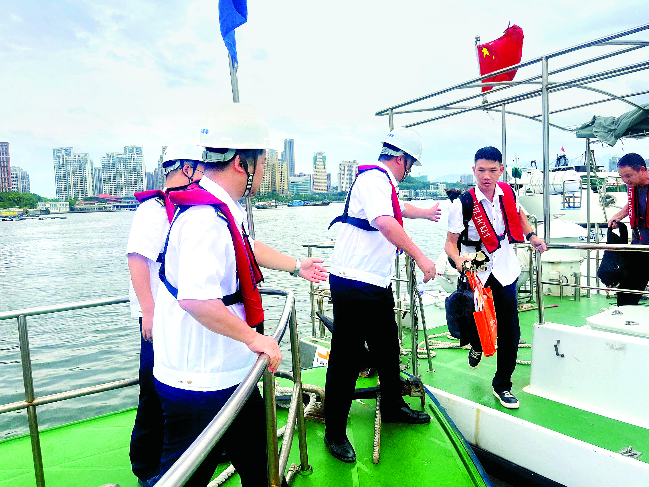     惠州海事人员帮助一艘深圳籍客船安全转移船员。惠州日报记者叶丽莎 通讯员刘依婷 摄