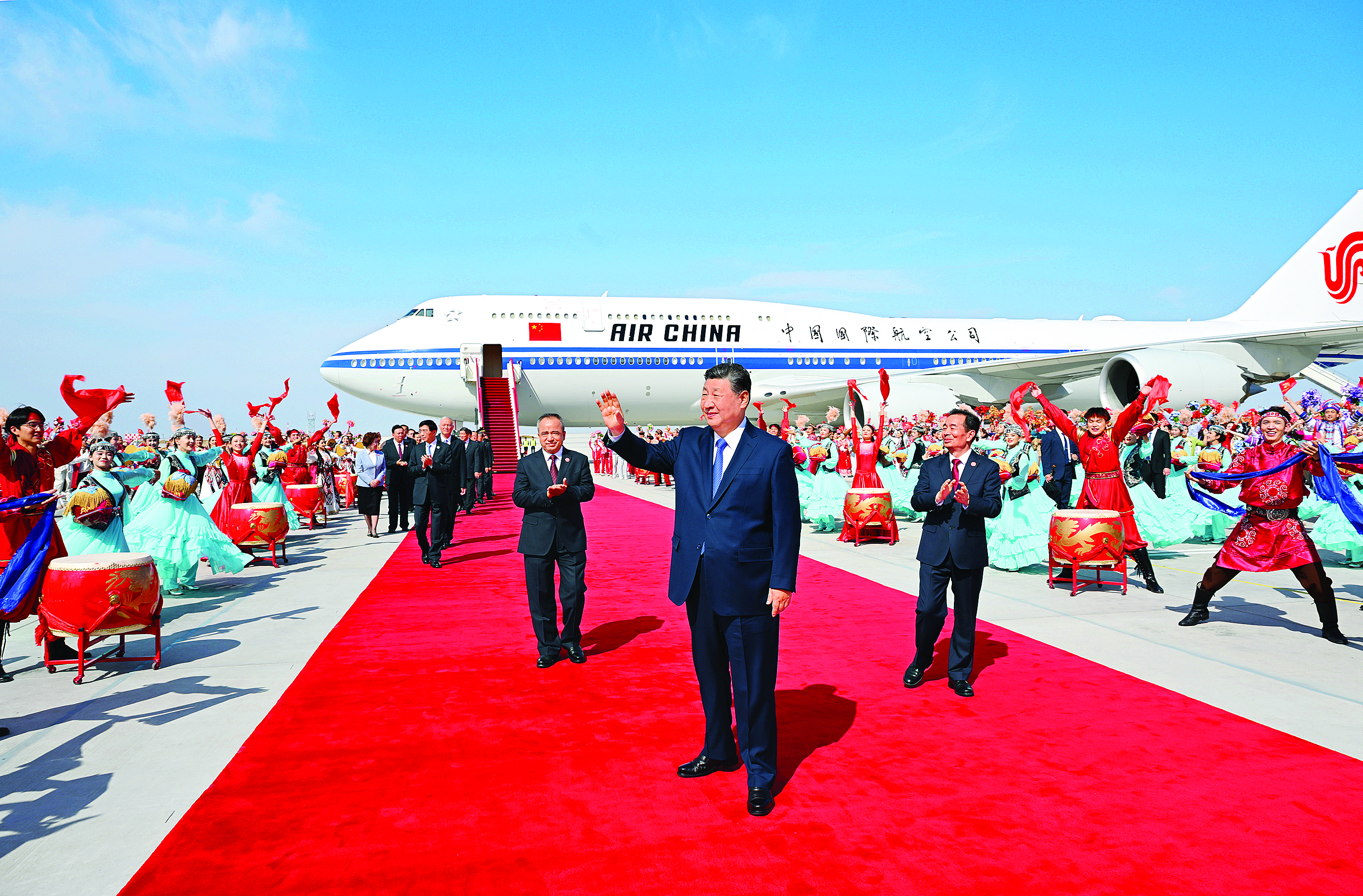     9月23日下午，中共中央总书记、国家主席、中央军委主席习近平率中央代表团乘专机抵达乌鲁木齐，出席新疆维吾尔自治区成立70周年庆祝活动。这是习近平向欢迎群众挥手致意。新华社发