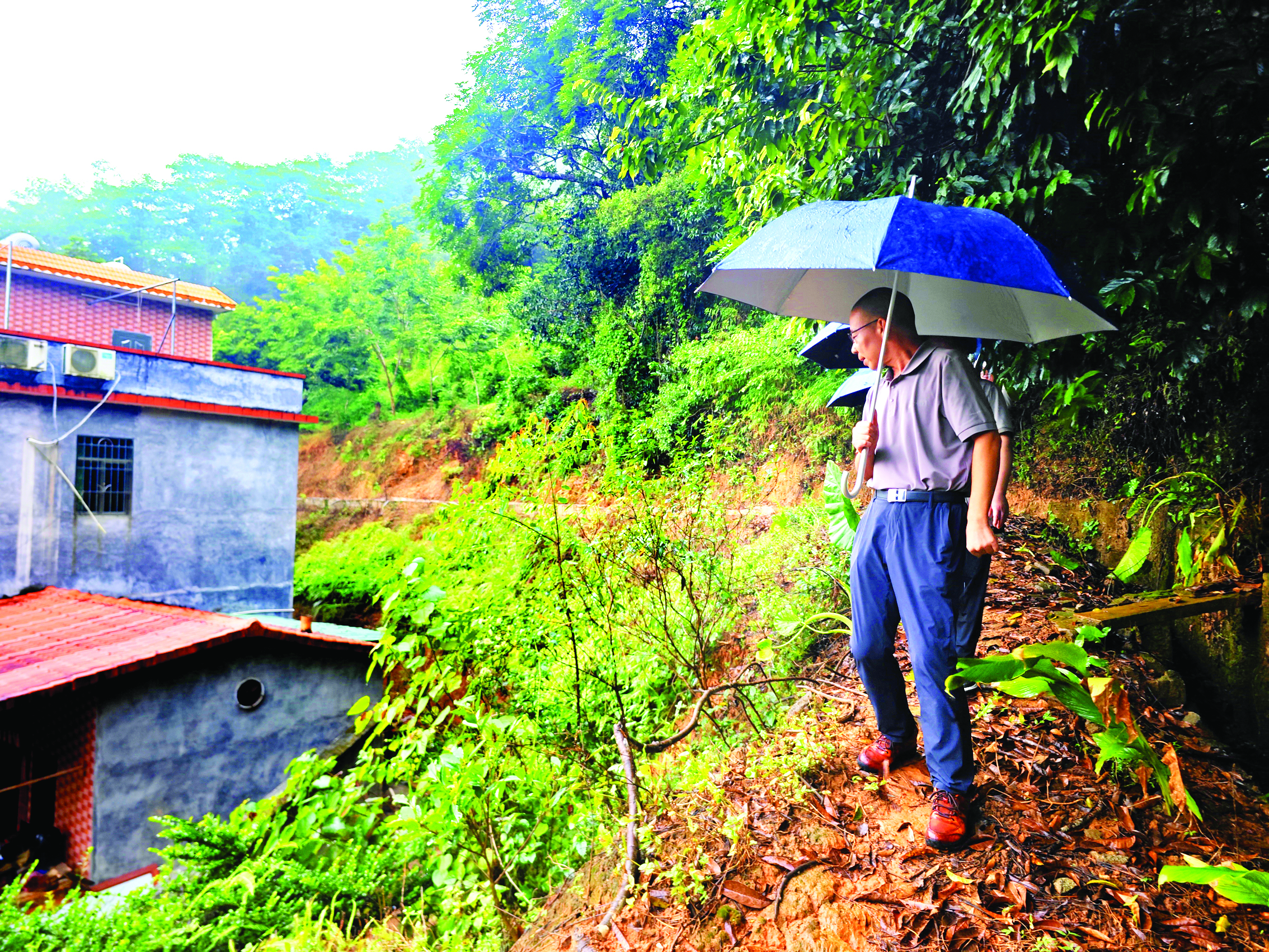     市自然资源局工作人员检查防灾隐患点。    市自然资源局供图