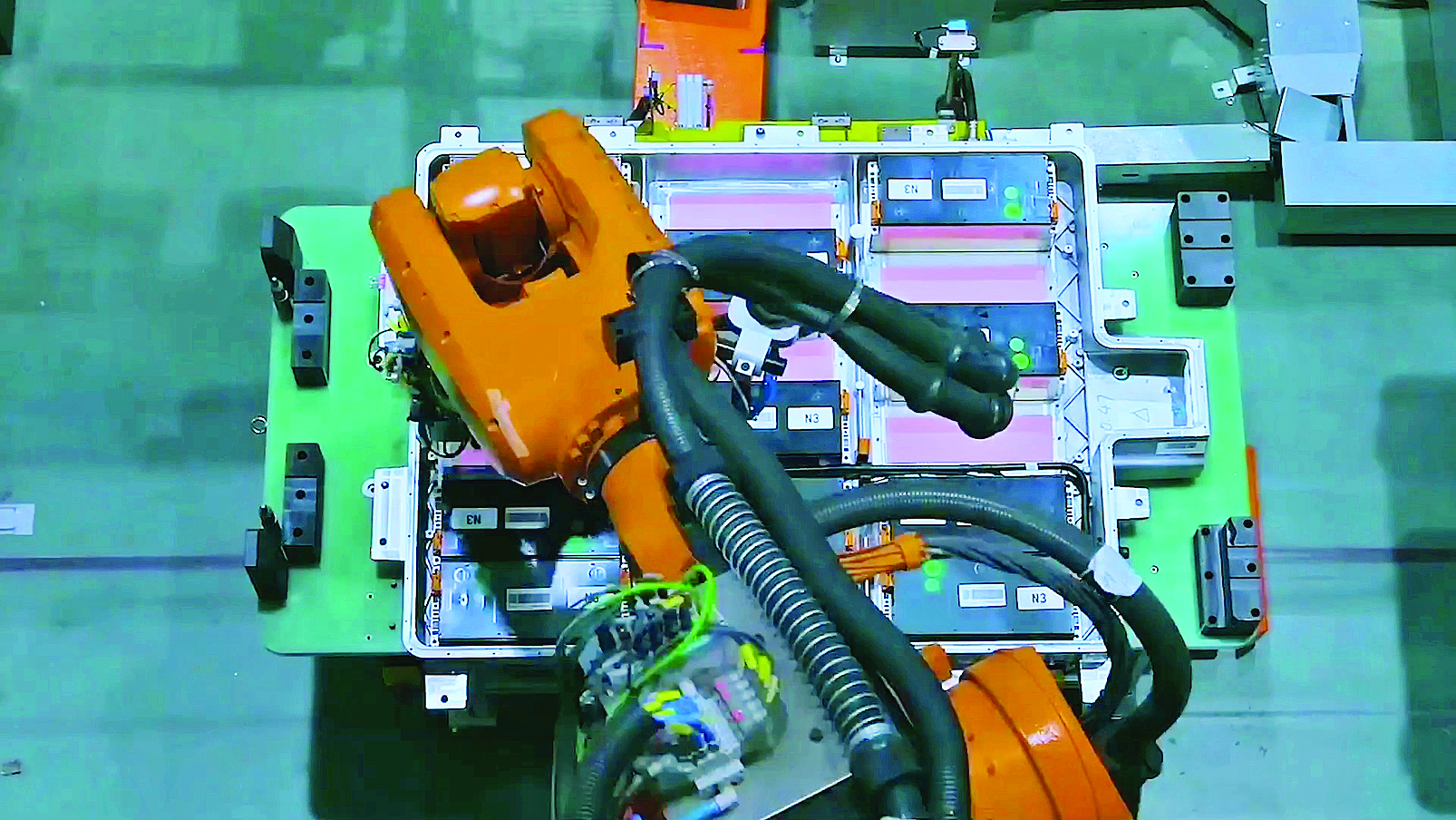     上汽时代动力电池智能产线。新华社发