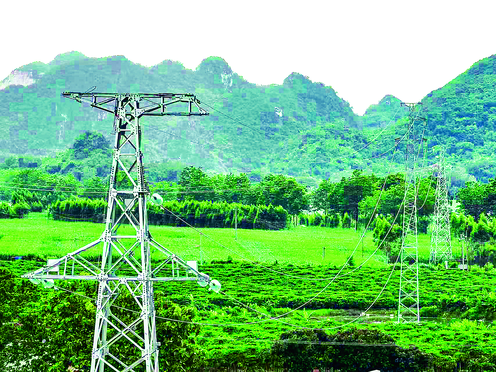     宾阳县生活垃圾焚烧发电项目35千伏送出线路工程。新华社发