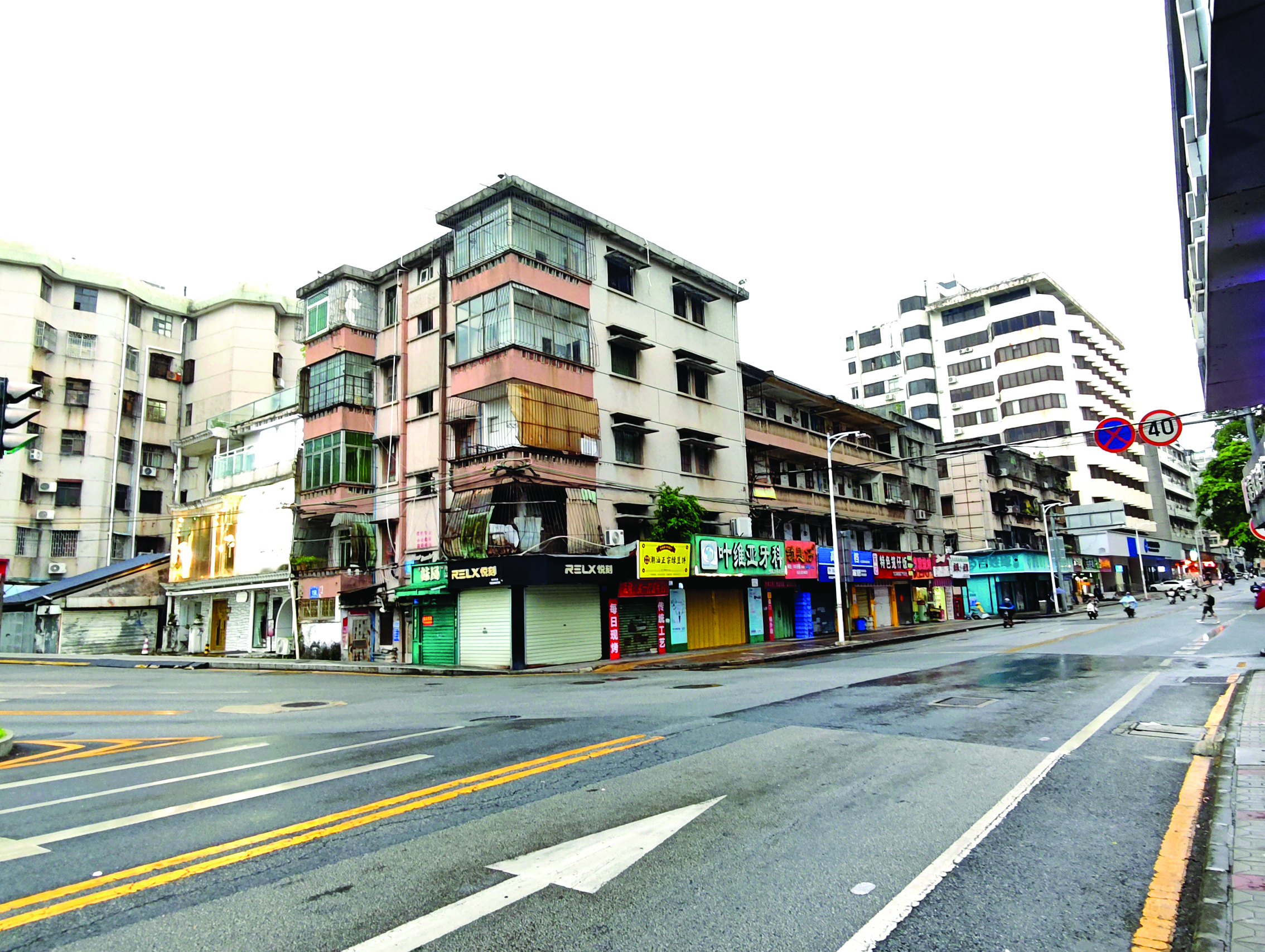     9月23日下午5时许，受台风影响，市区水门桥附近的沿街商铺纷纷收档。    惠州日报记者香金群 骆国红 摄