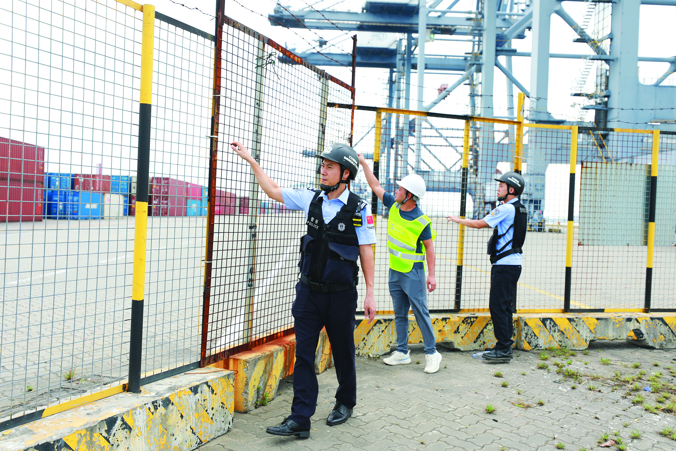     惠州边检站组织多个巡查小组，对全市各大码头、泊位、锚地开展拉网式安全排查。惠州日报记者刘豪伟 通讯员练柯柯 摄