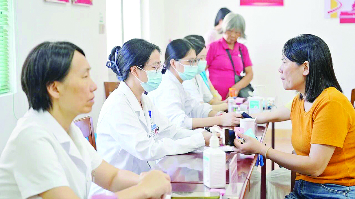     医务人员为环卫工人提供一对一、个性化服务。    惠州日报记者黄宇翔 通讯员龙融心 摄