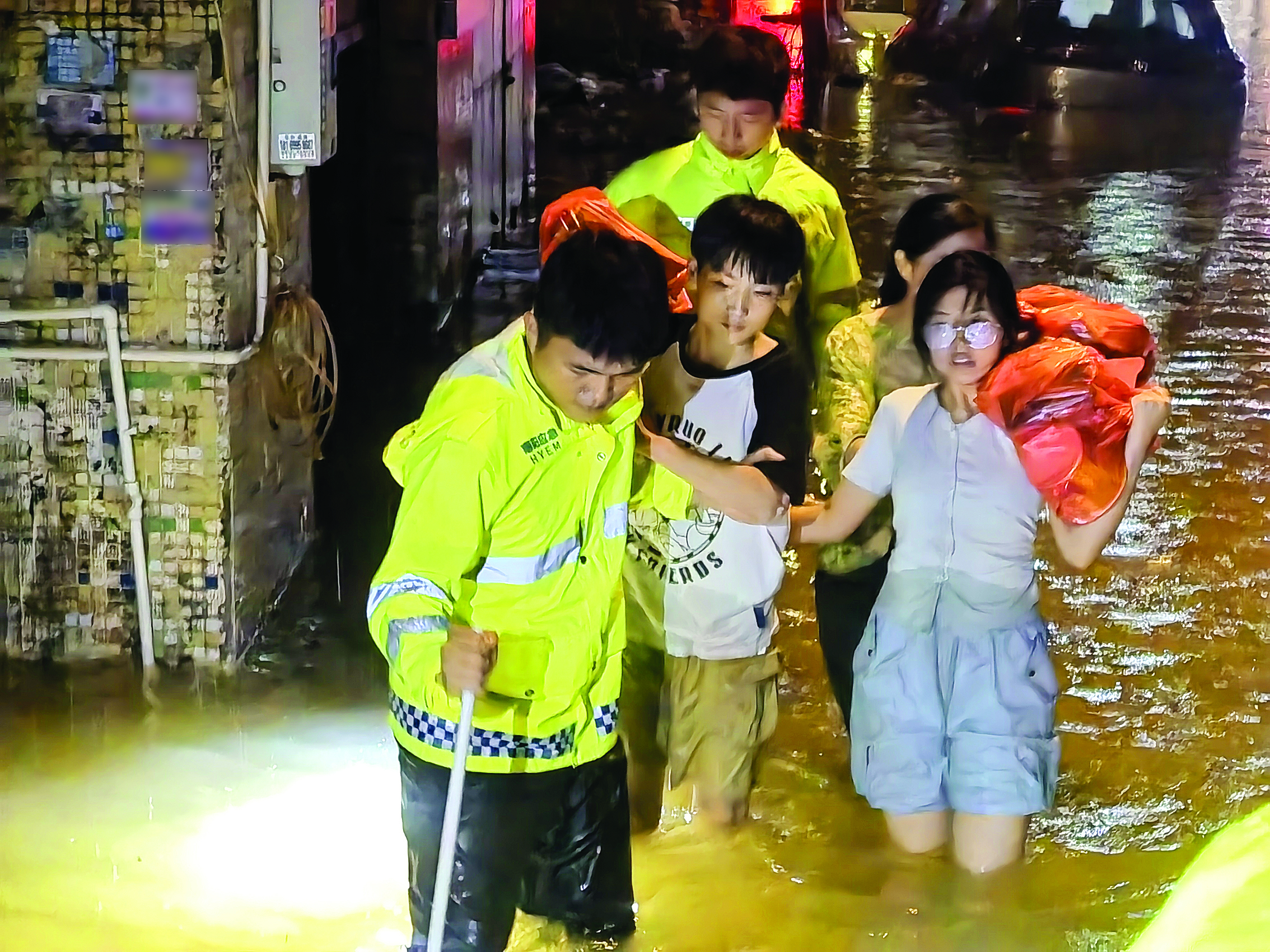     惠阳区低洼区域出现内涝，应急救援人员转移受困居民。惠州日报记者李芳娟 通讯员叶思桐 摄