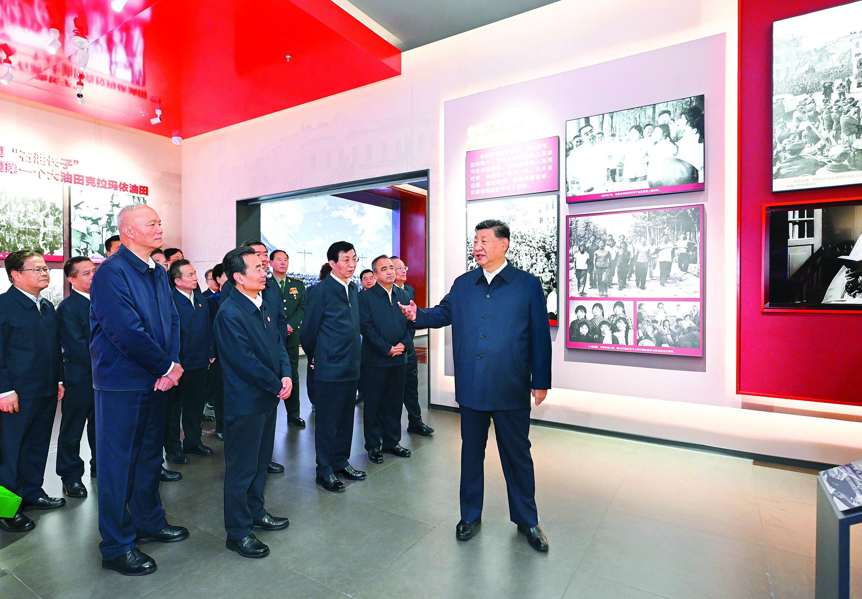     9月24日上午，中共中央总书记、国家主席、中央军委主席习近平在乌鲁木齐文化中心展览馆参观新疆维吾尔自治区成立70周年主题成就展。新华社发