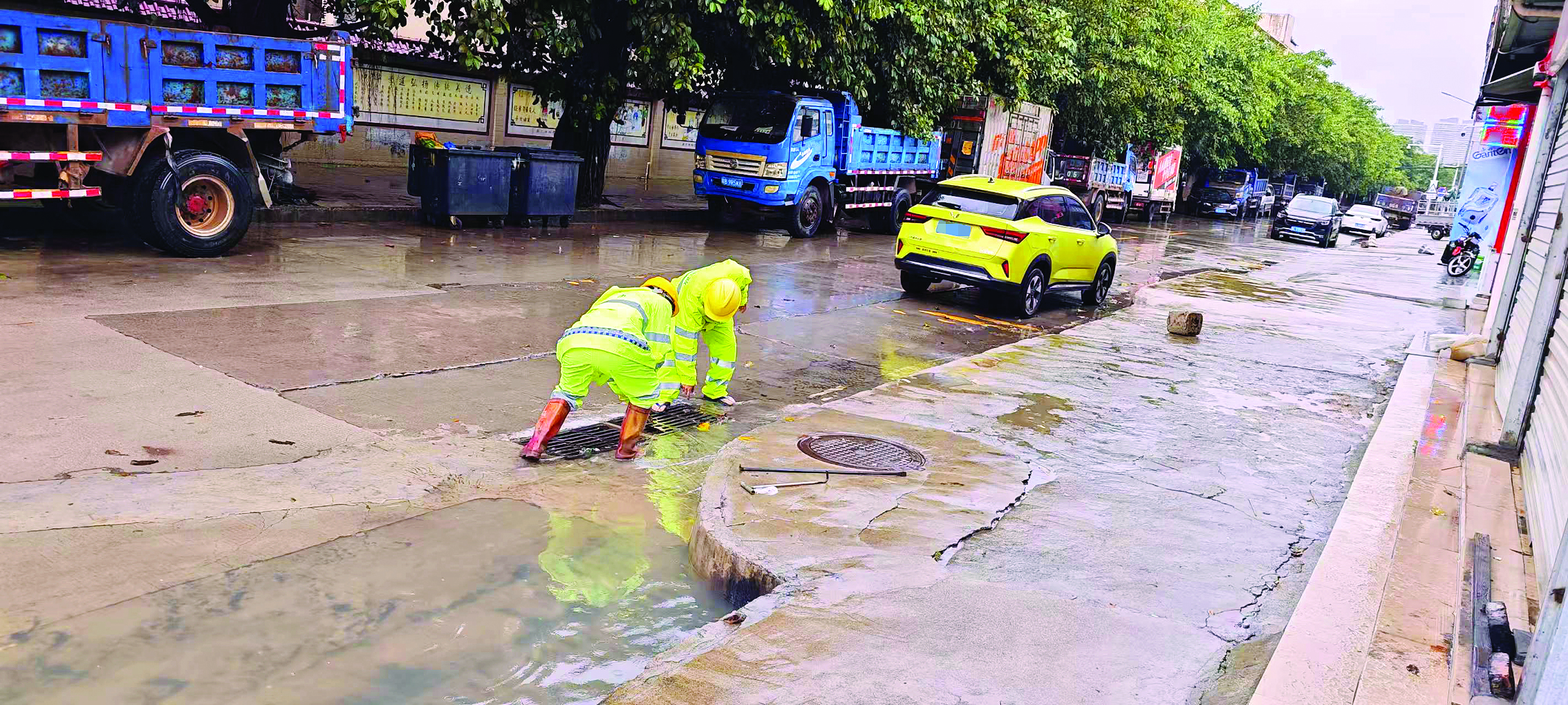     排涝人员及时疏排积水。惠州日报记者谢菁菁 特约通讯员黎华容 通讯员陈巧梅 摄