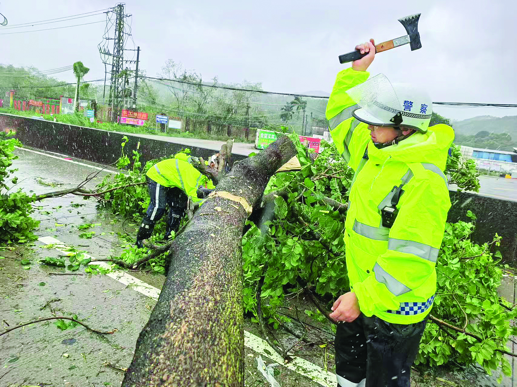     惠州交警坚守路面一线疏堵保畅。 惠州公安交管部门供图