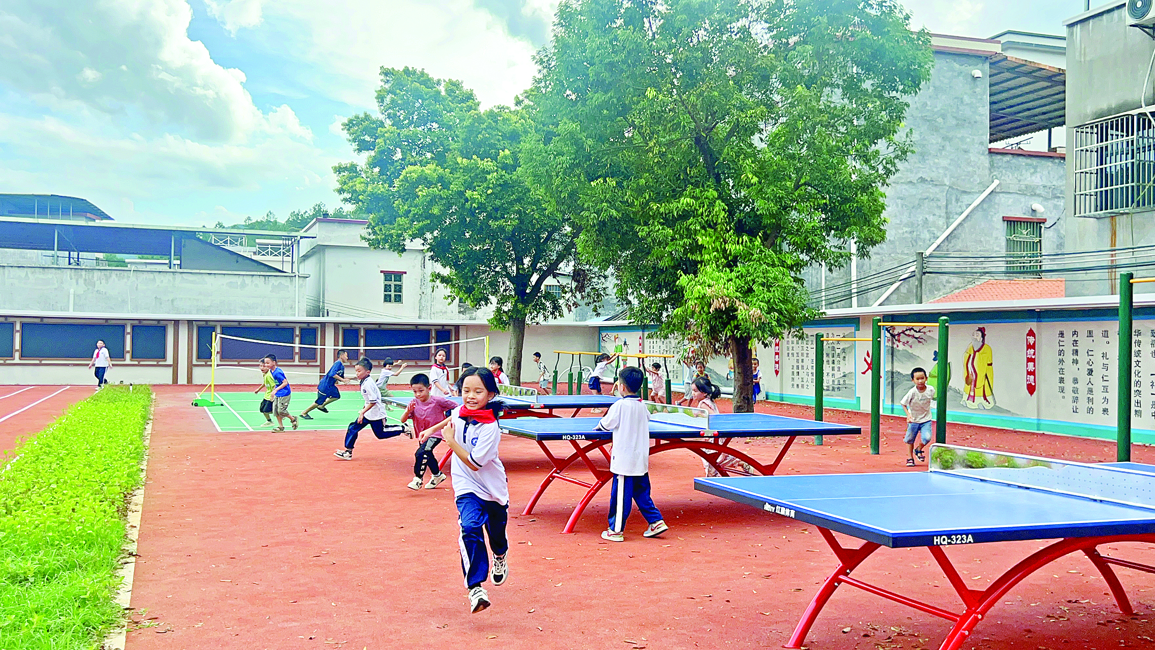     课间，宝口中心小学的同学们在新修缮的运动场活动。惠州日报记者洪鹊儿 摄