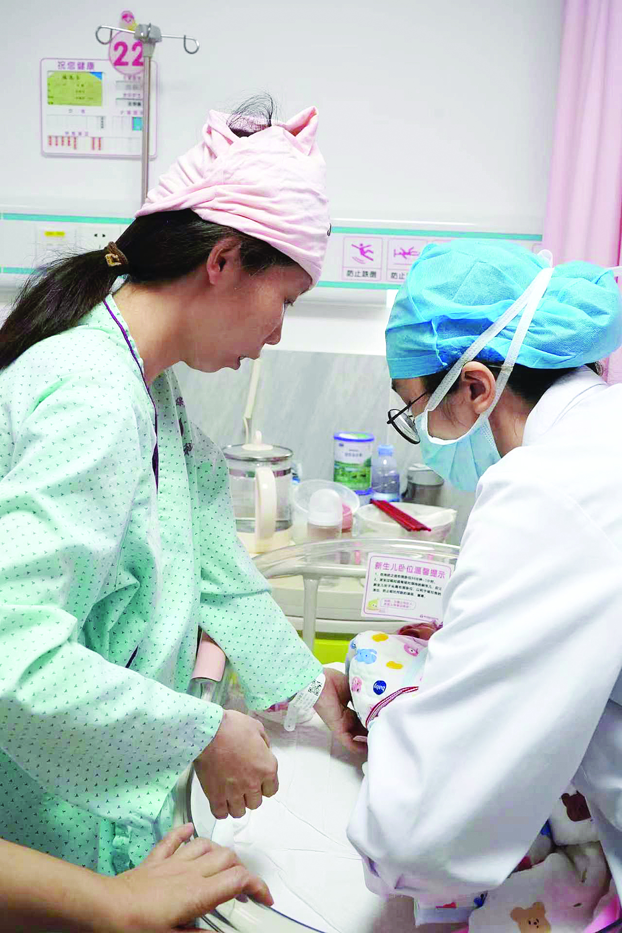     在惠阳区妇幼保健院多学科医护人员的守护下，一个婴儿平安出生。    惠州日报记者黄尉宏 摄