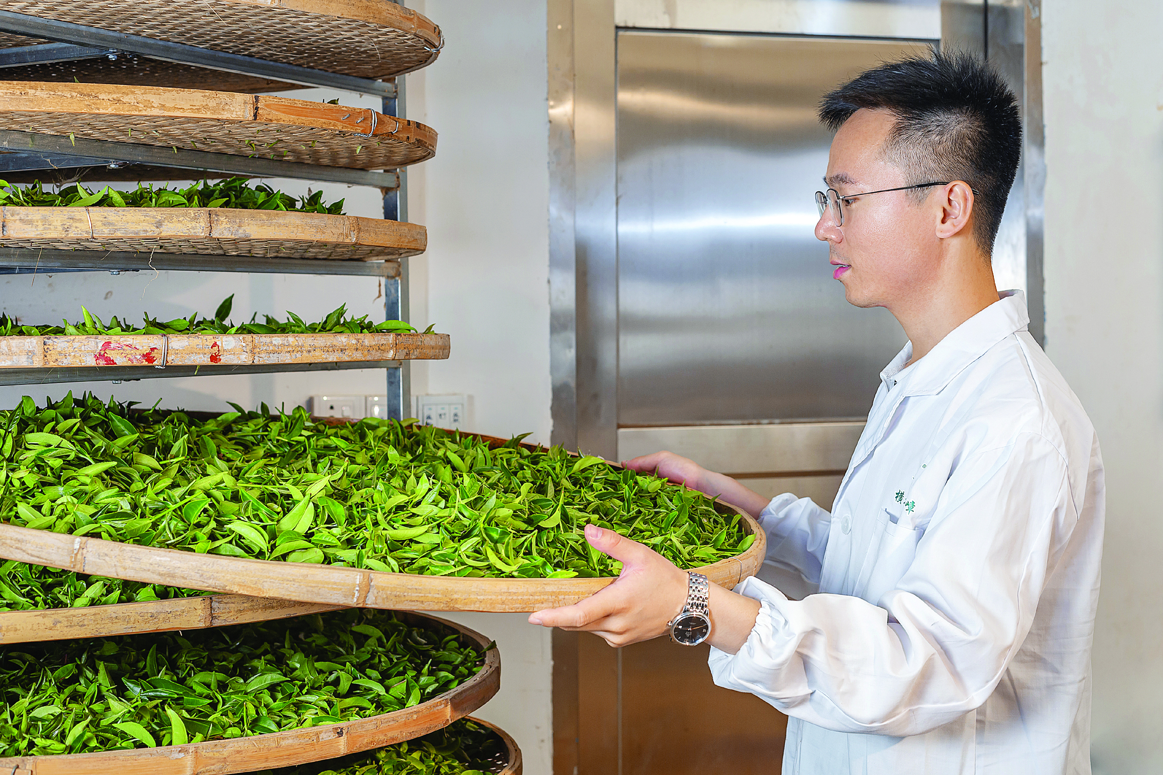     蒋土林注册“三里路”“横坑五指嶂”等品牌，并在惠东开设了奶茶店，让年轻人以新颖的方式认识横坑茶。惠州日报记者游璇钰 摄