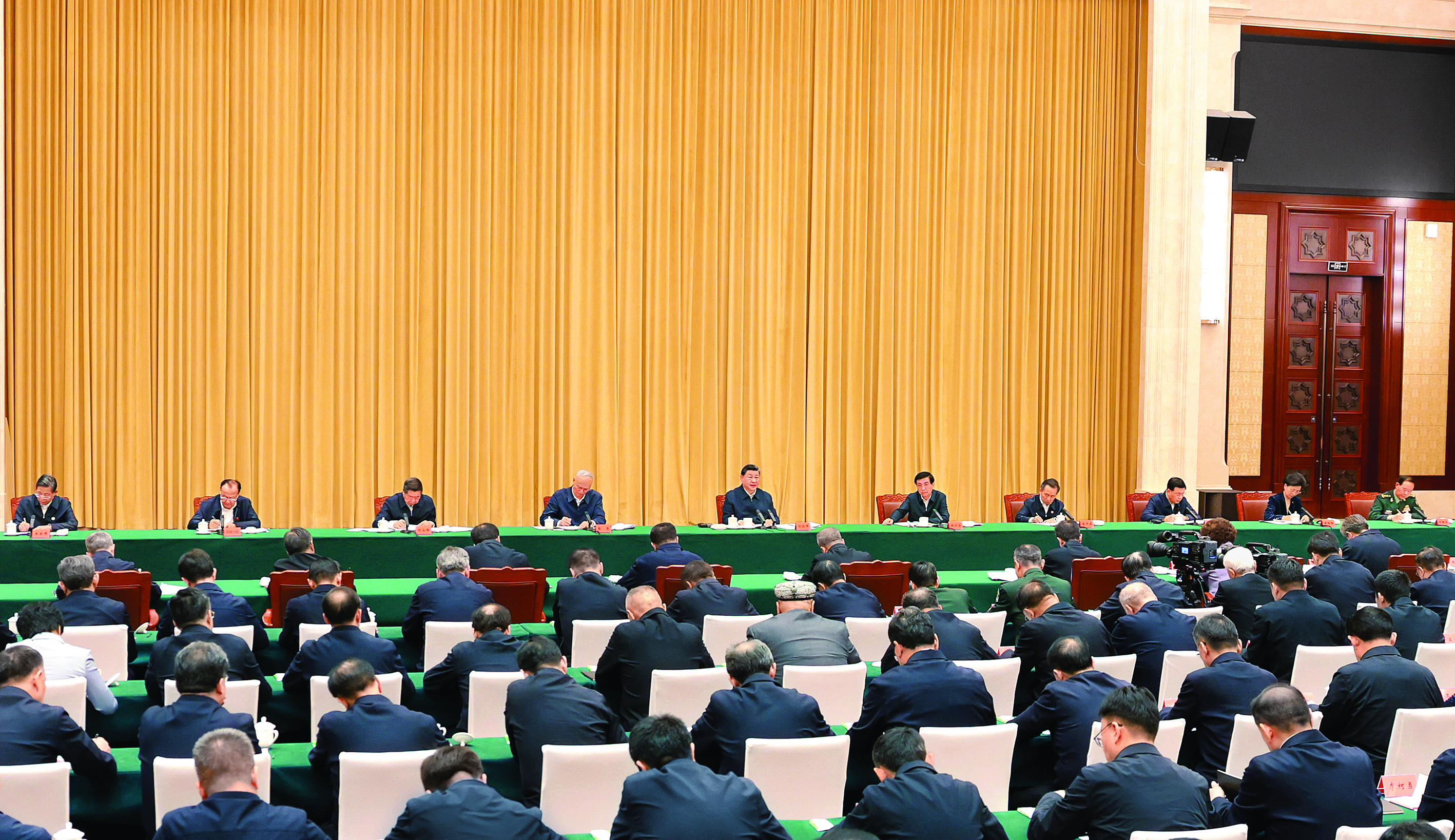     9月24日下午，率中央代表团出席新疆维吾尔自治区成立70周年庆祝活动的中共中央总书记、国家主席、中央军委主席习近平在乌鲁木齐听取新疆维吾尔自治区党委和政府工作汇报，发表了重要讲话。新华社发