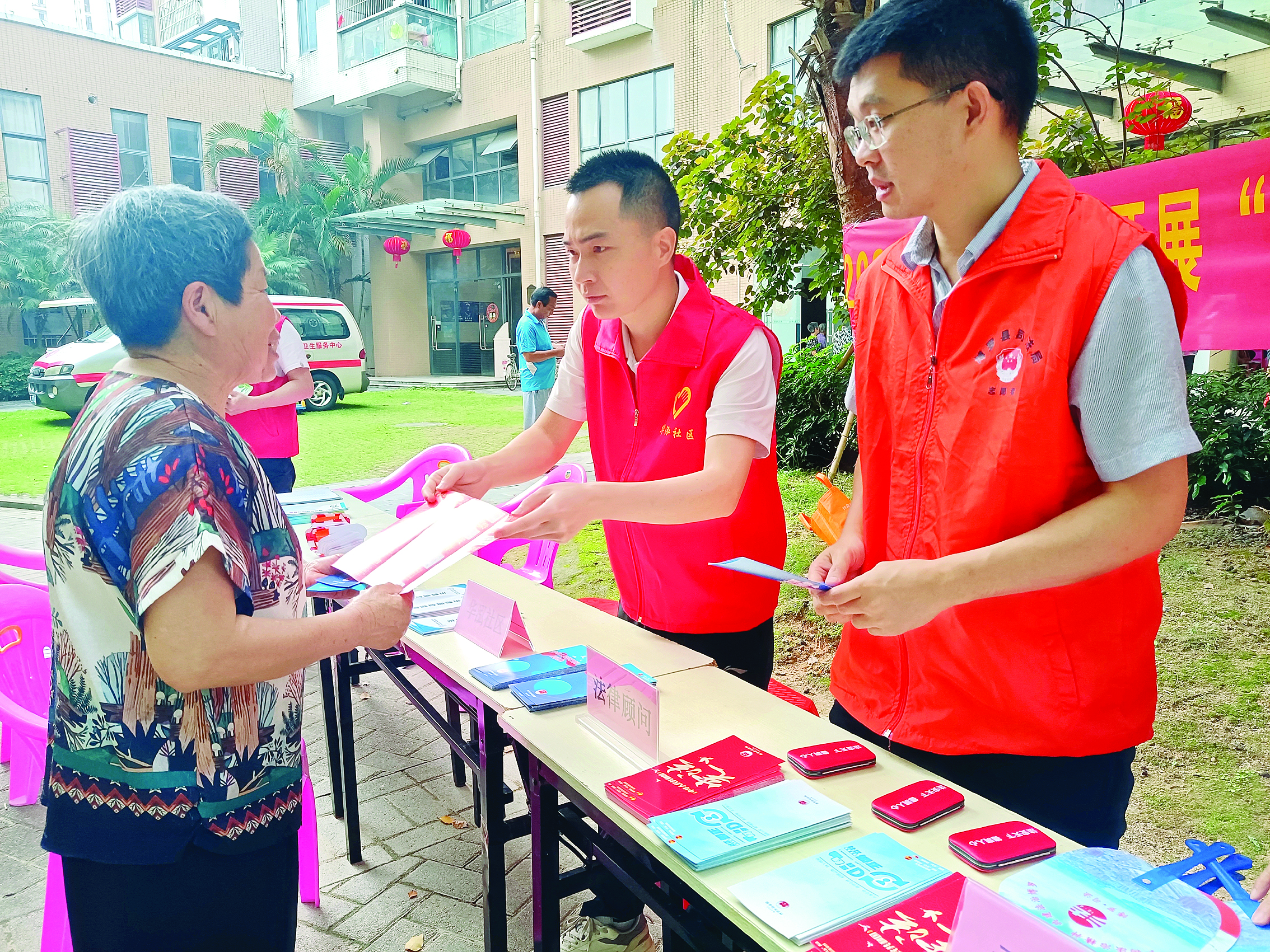     法律明白人向群众派发法律宣传单张。