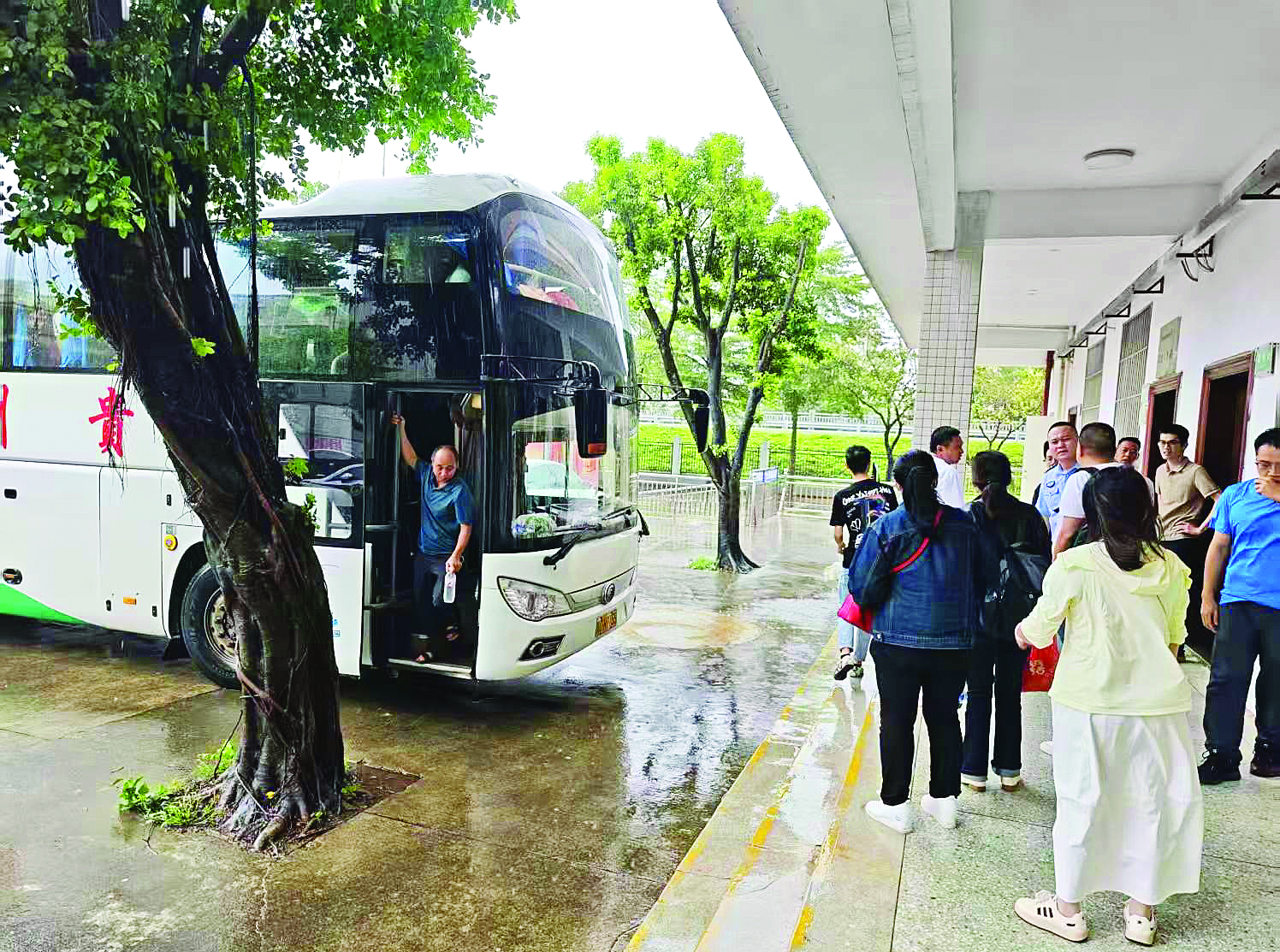     惠城区汝湖镇工作人员引导大巴车开至安置点，妥善安置乘客。    惠州日报记者彭红霞 通讯员叶耀 摄