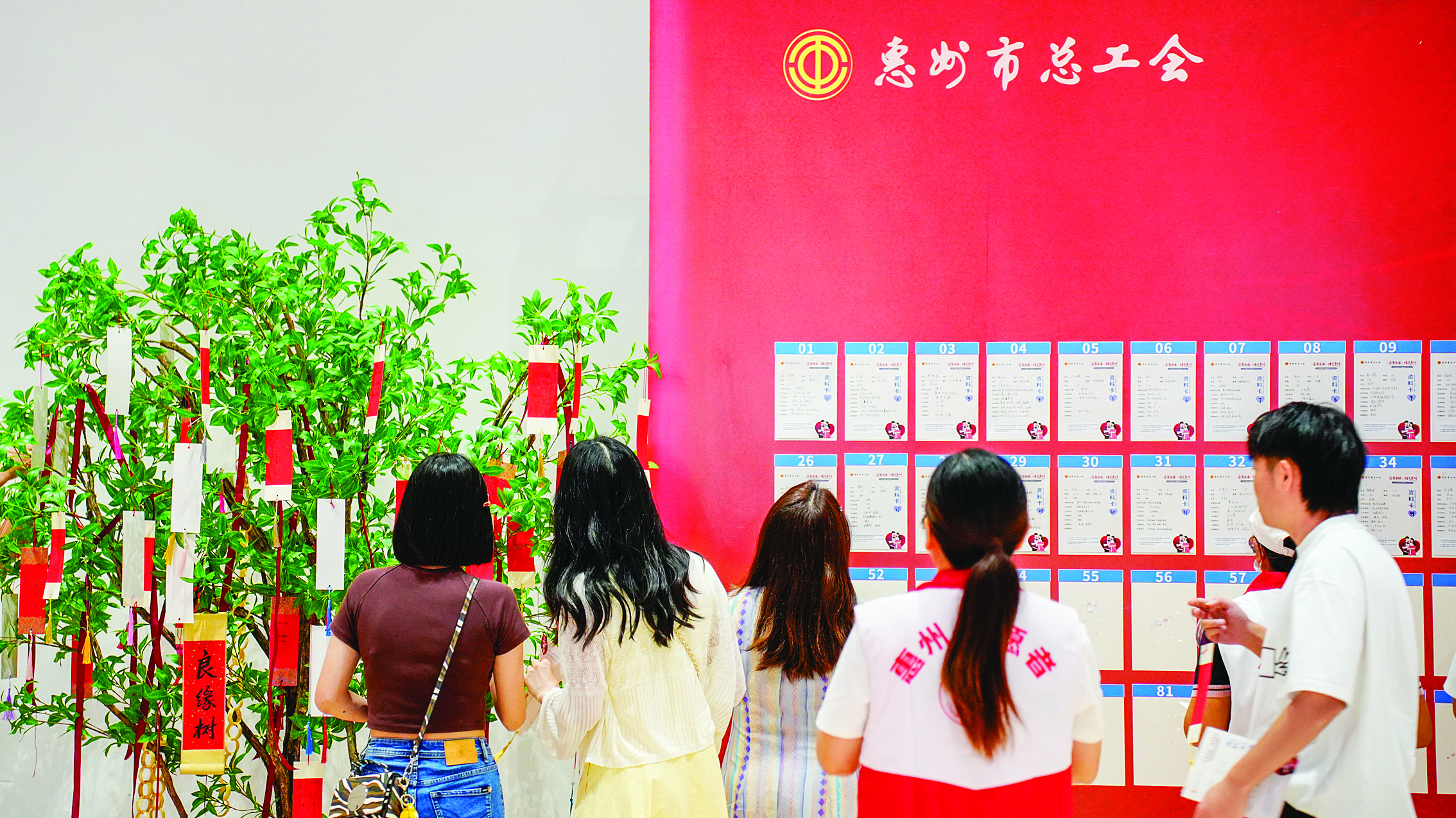     嘉宾把许愿签挂上“良缘树”。