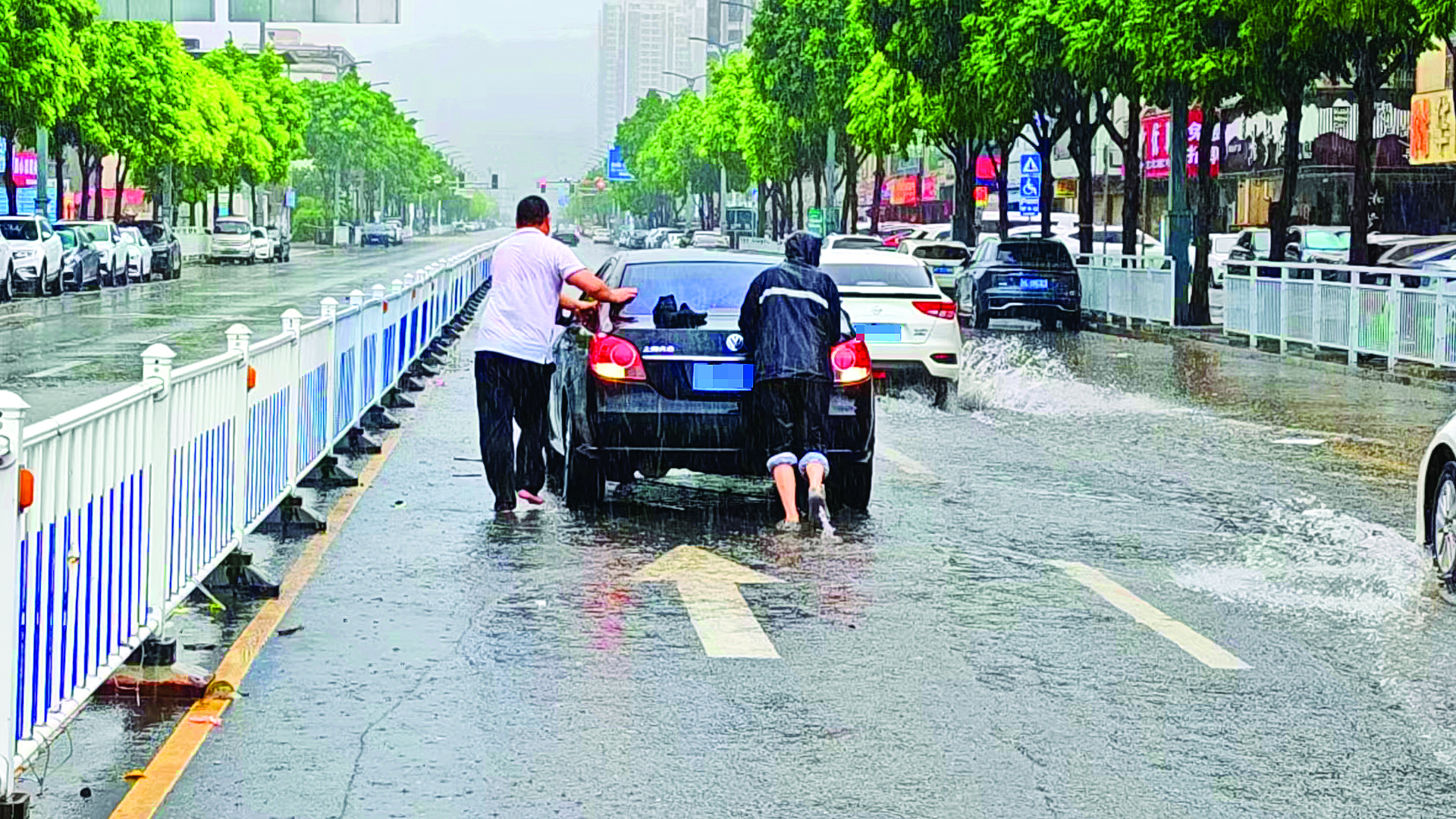     仲恺高新区应急人员帮助涉水车辆脱困。惠州日报记者钟玮 通讯员古京桦 摄