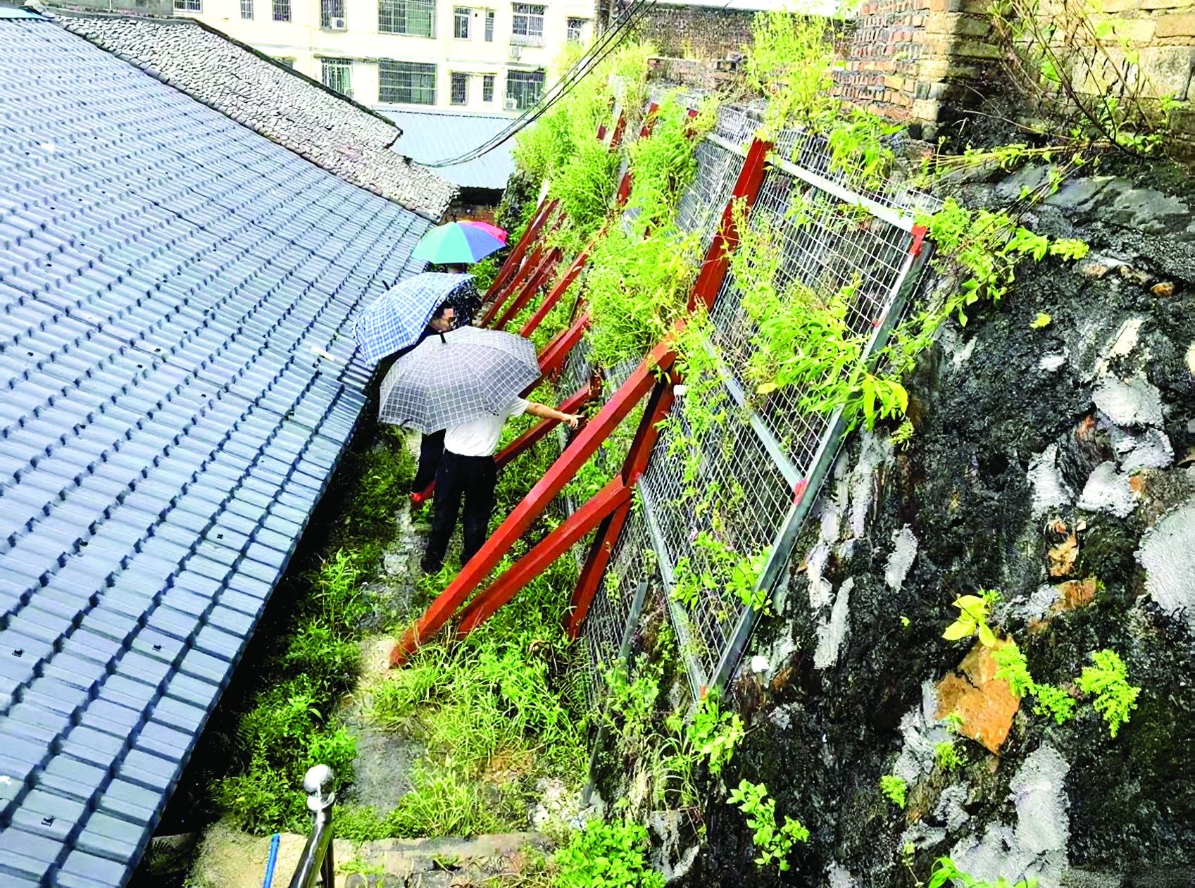     惠州地质调查中心工作人员实地检查风险点。受访单位供图