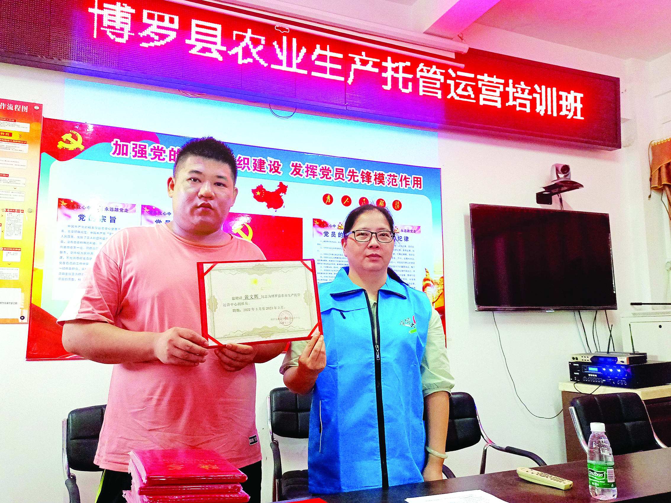     钟庆云（右）积极推广农业生产社会化服务，助力“土专家”“田秀才”培育。    图片由采访对象提供