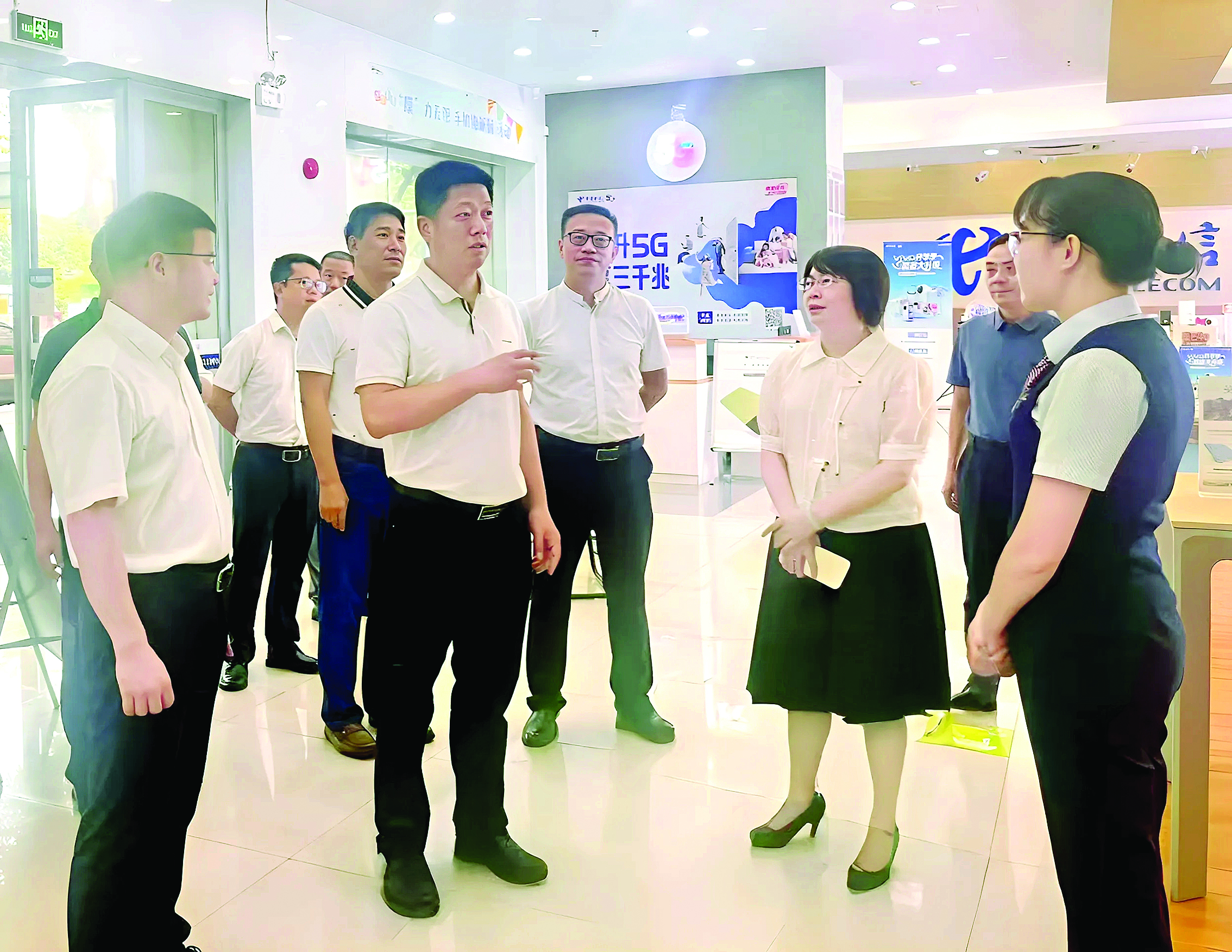     公司领导到营业厅现场调研和指导服务工作。