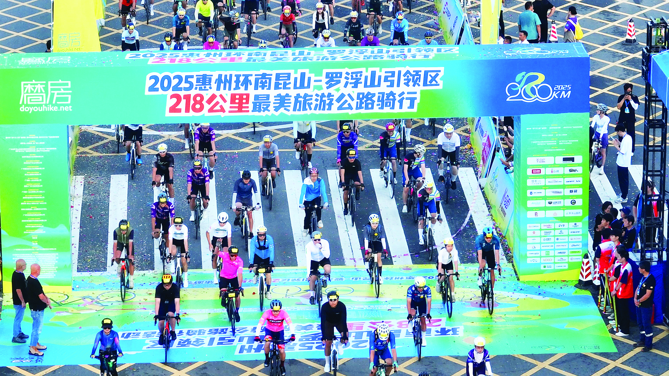     218最美旅游公路通车后首场大型骑行活动吸引了3000余名骑友参与。