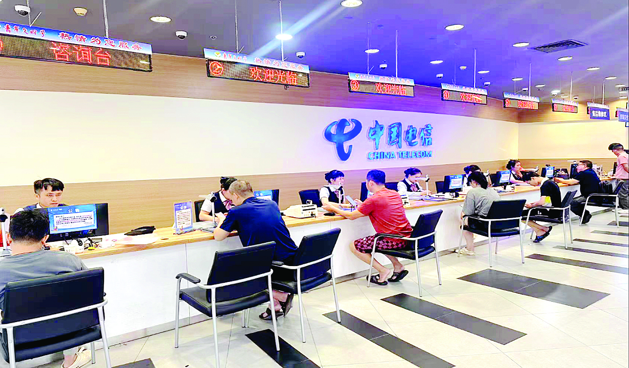     市民在江北营业厅办理电信业务。