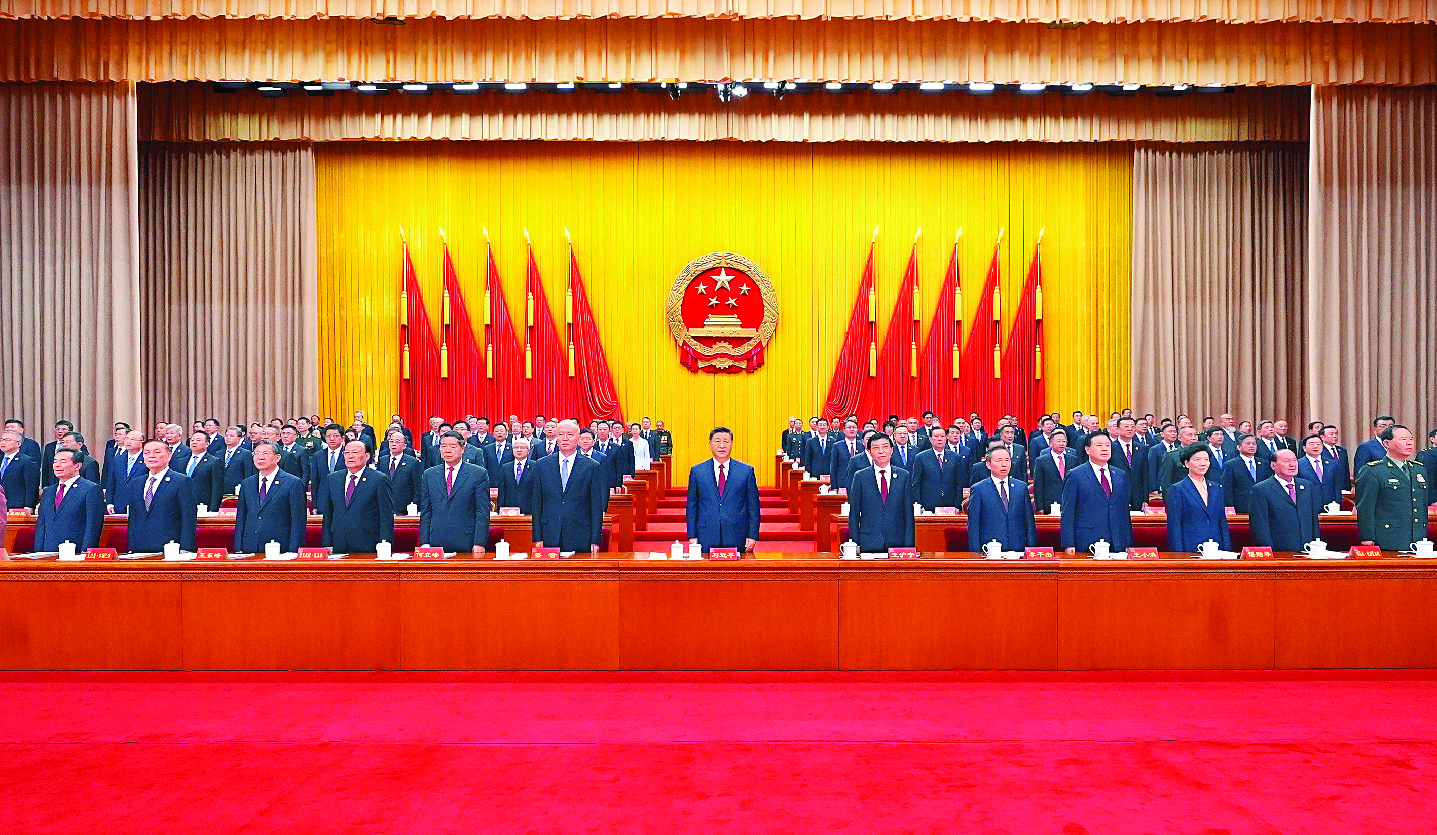     9月25日上午，新疆维吾尔自治区成立70周年庆祝大会在新疆人民会堂隆重举行。中共中央总书记、国家主席、中央军委主席习近平出席庆祝大会。王沪宁、蔡奇出席大会。    新华社发