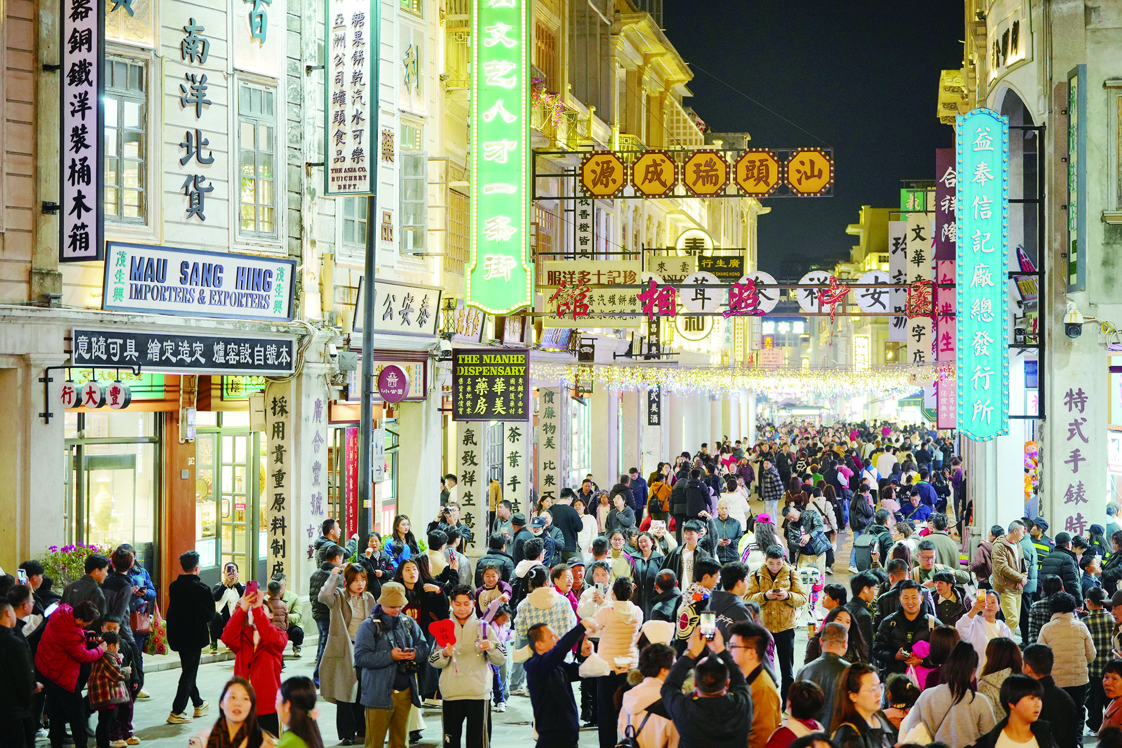     漫步在潮汕历史街区感受独特风情。