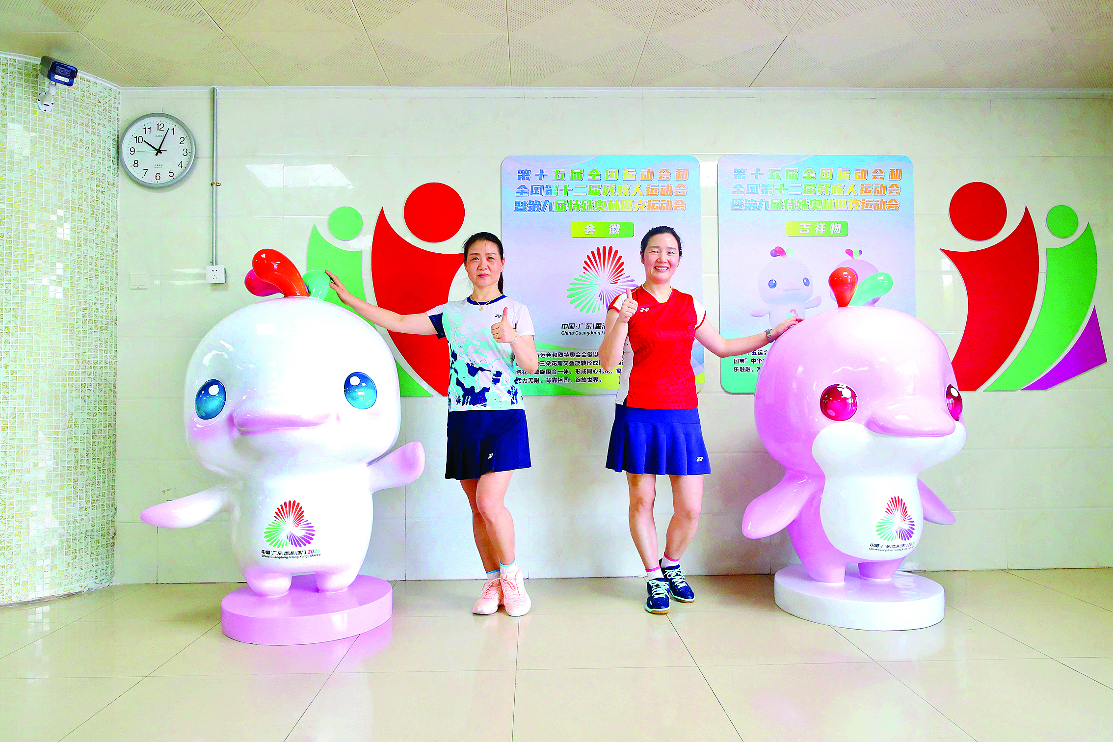     市民与十五运会吉祥物合影。