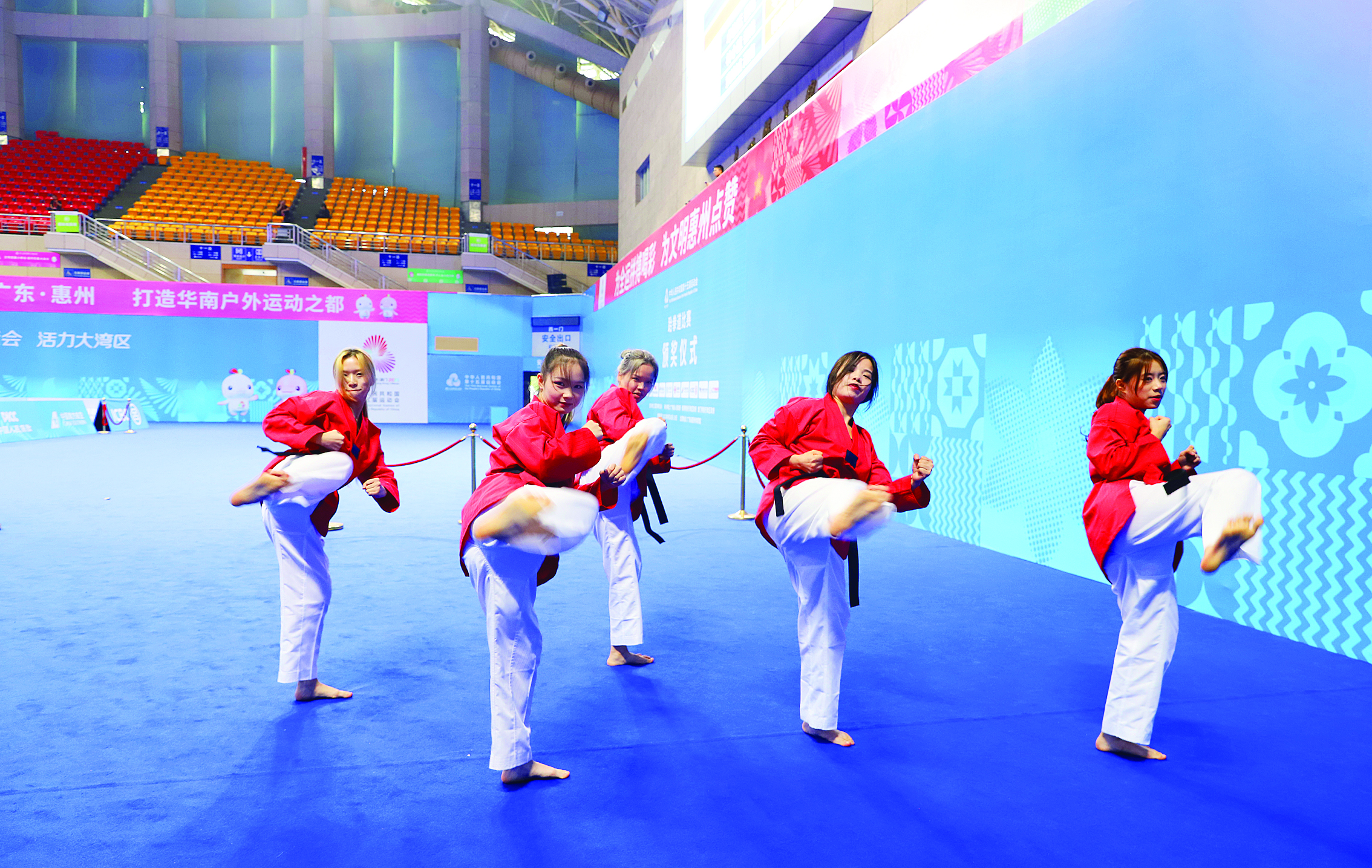     9月25日，惠州体育馆十五运会跆拳道比赛联排现场，体育展演在紧张排练。
