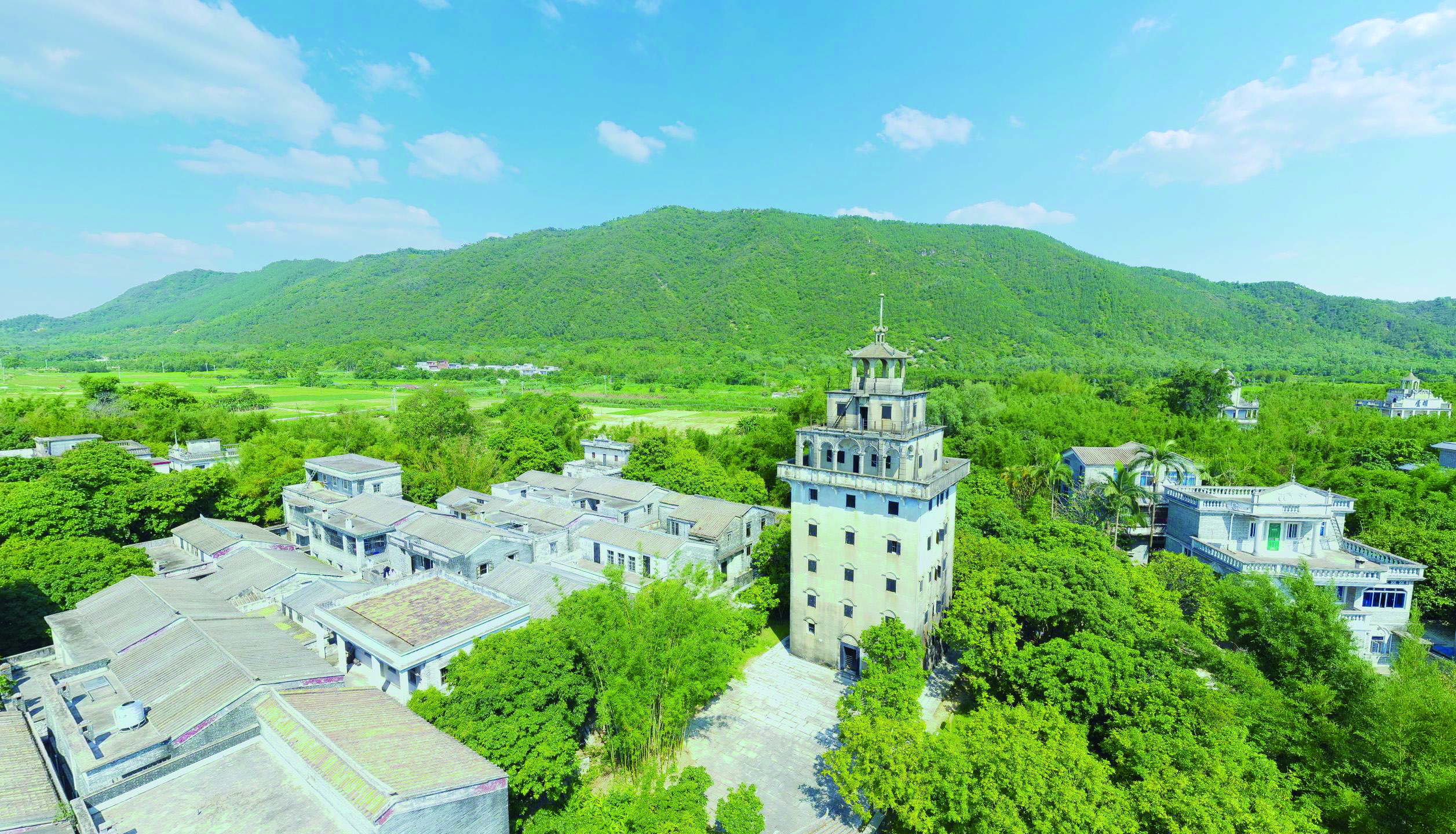     开平碉楼充满侨乡风情。