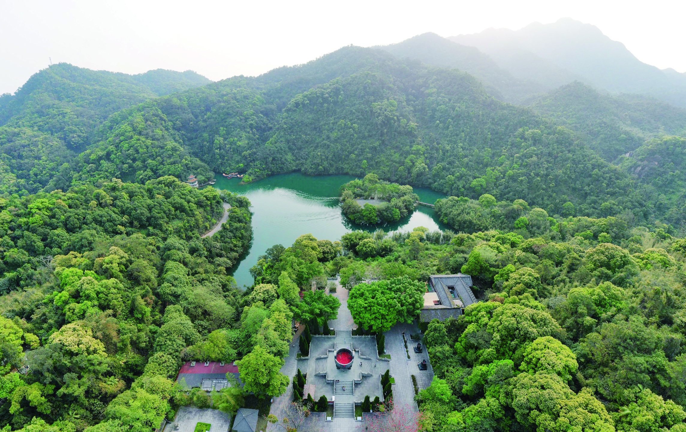     在肇庆鼎湖山感受山川壮丽。