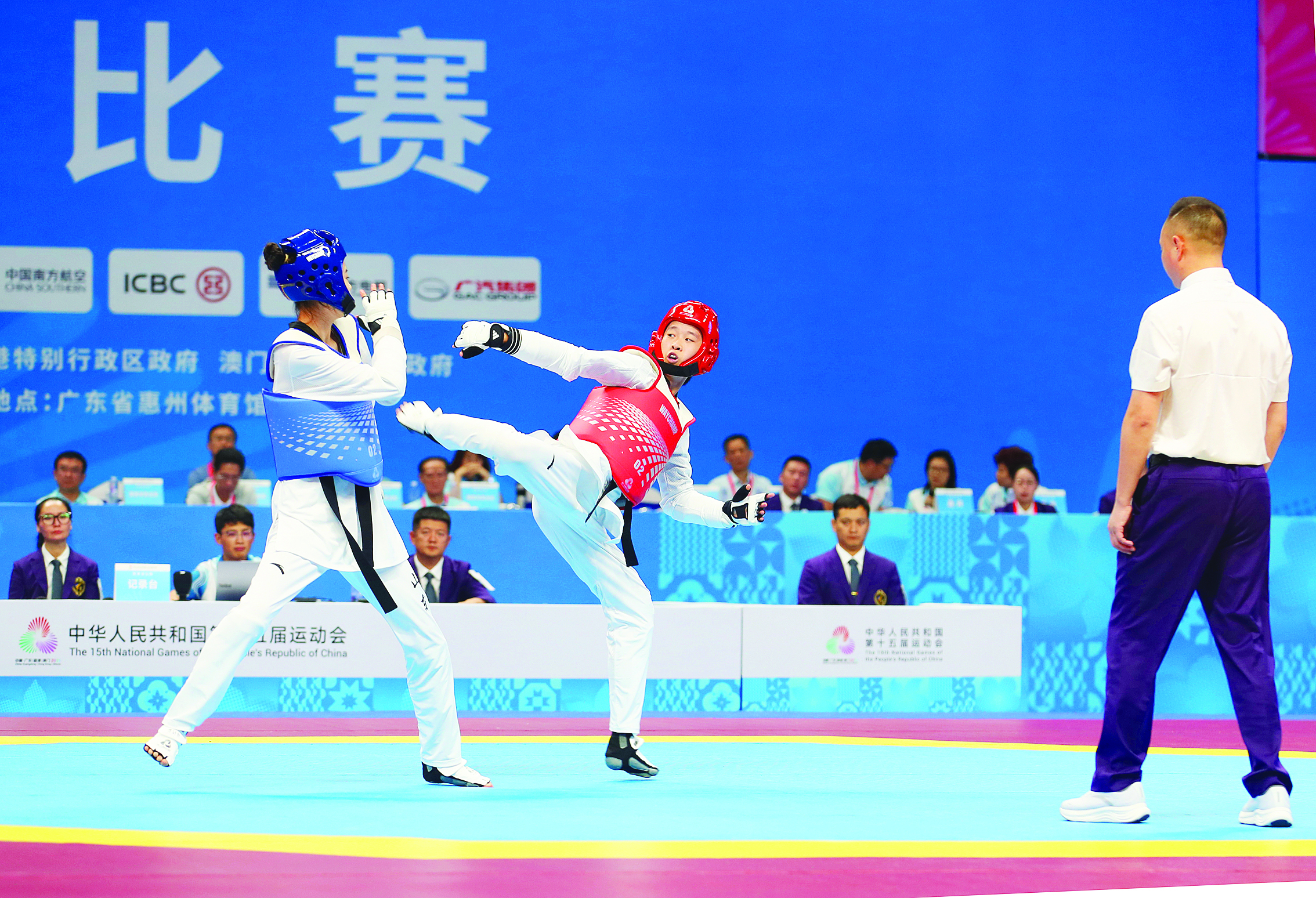     浙江队选手傅晓璐（红方）在女子49公斤级决赛中战胜山东队选手朱静雨（青方）获得冠军。