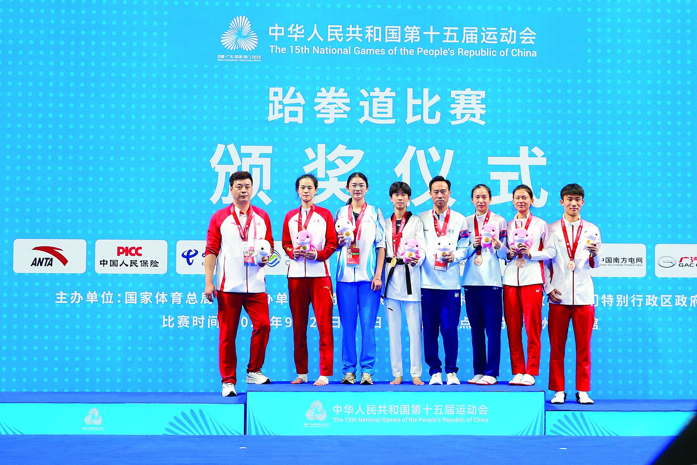     获得女子49公斤级前三名的运动员和教练员上台领奖。    本组图片 惠州日报记者钟畅新 摄