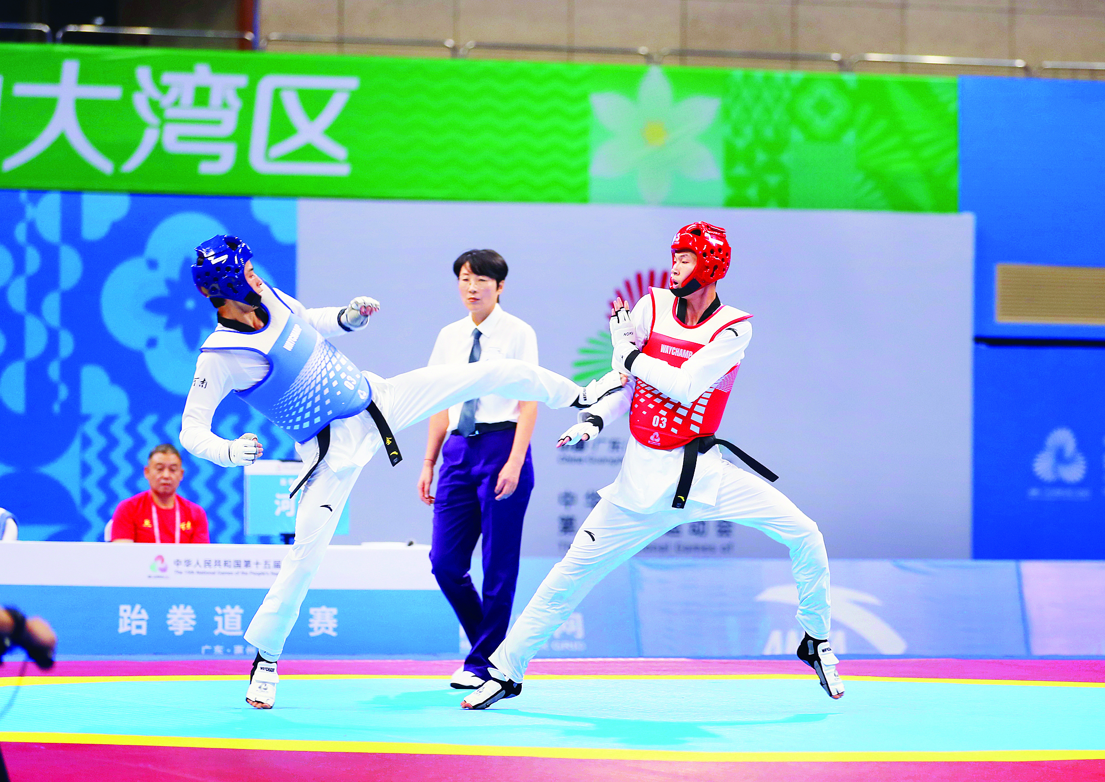     广东队选手黄科奋（红方）在男子58公斤级决赛中战胜河南队选手余俊松（青方）获得冠军。