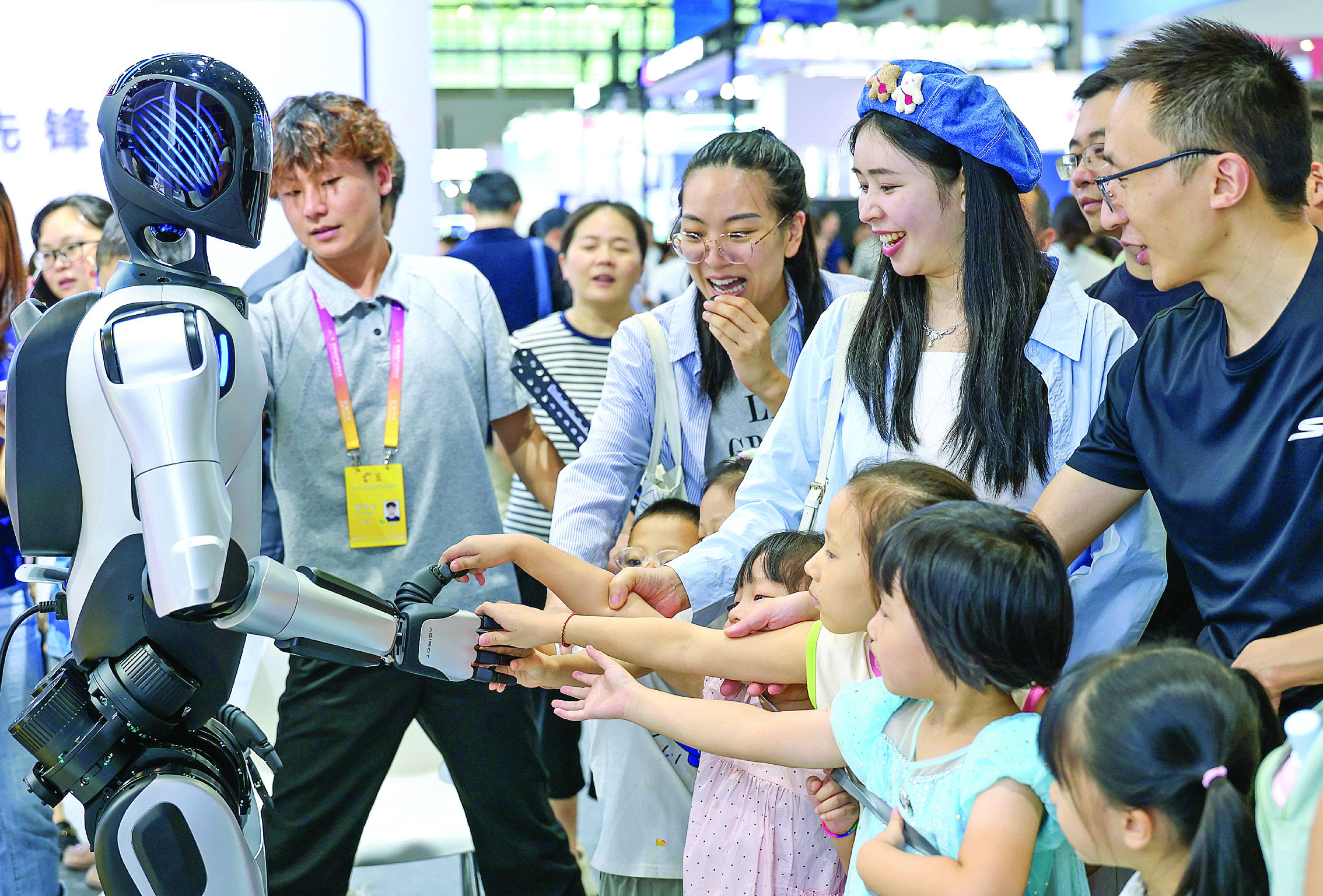     2025年9月6日，在重庆举行的2025世界智能产业博览会上，生活家居机器人与观众握手。新华社发