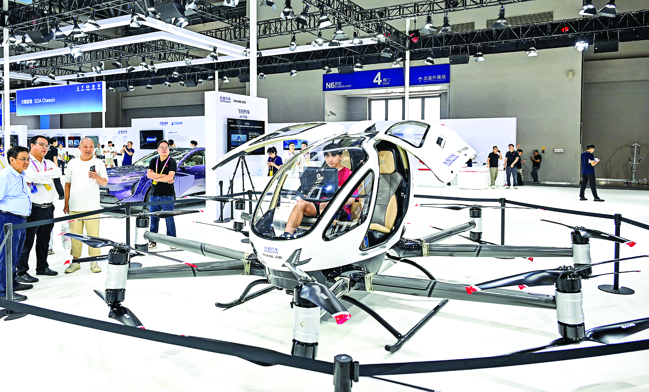     2025年9月5日，在重庆举行的2025世界智能产业博览会上，观众在长安汽车展区参观、体验“飞行汽车”。    新华社发